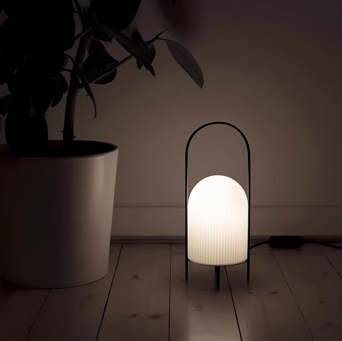 Firaie tafellamp van glas met minimalistisch ontwerp