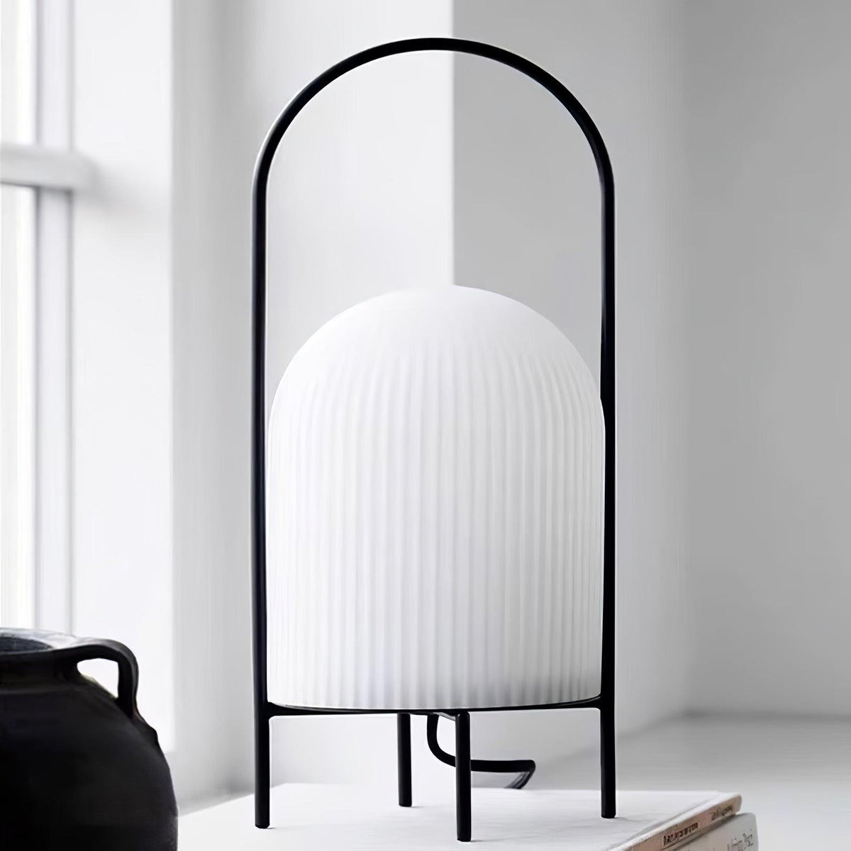 Firaie tafellamp van glas met minimalistisch ontwerp