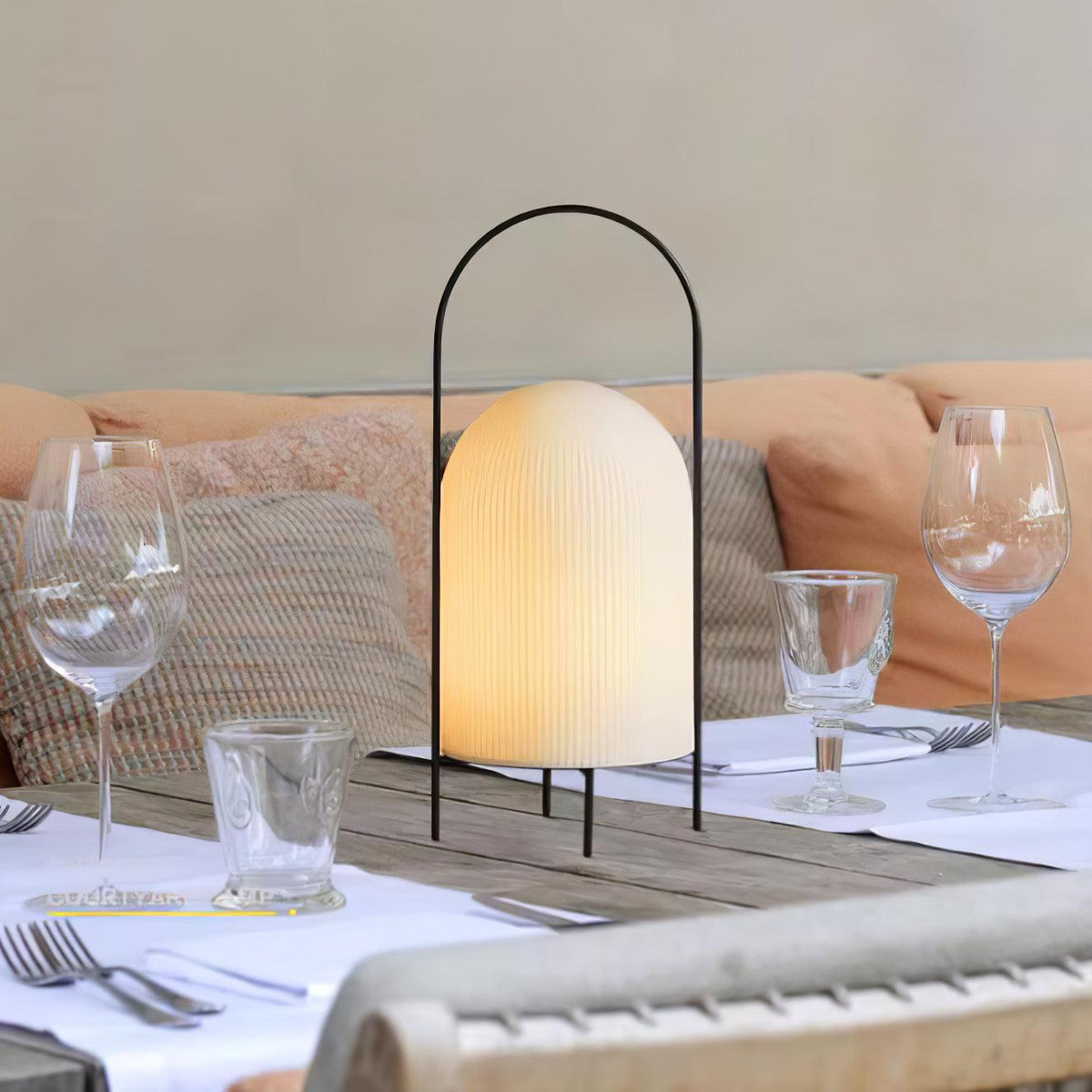 Firaie tafellamp van glas met minimalistisch ontwerp