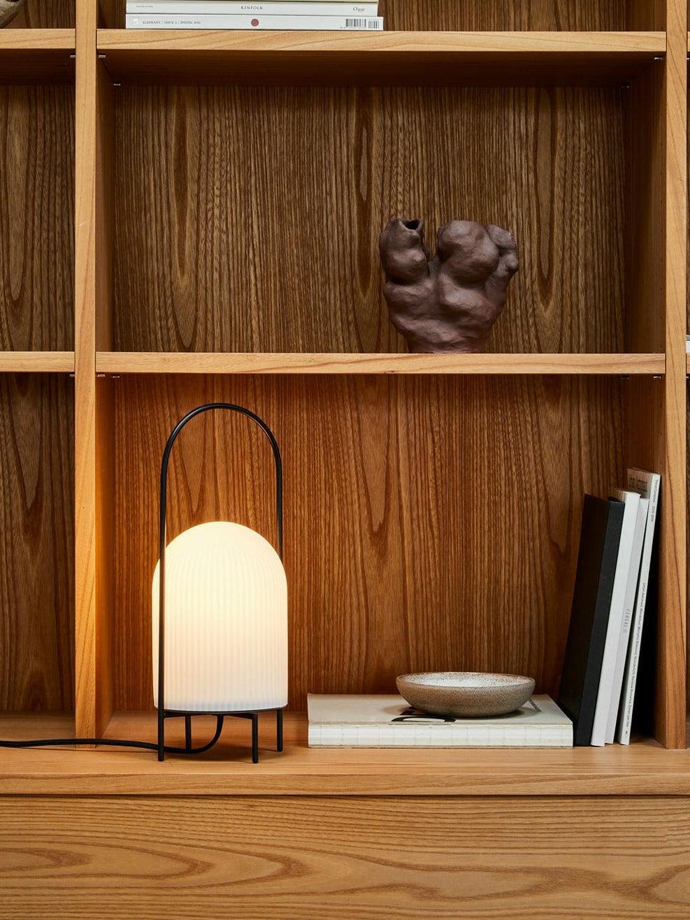 Firaie tafellamp van glas met minimalistisch ontwerp