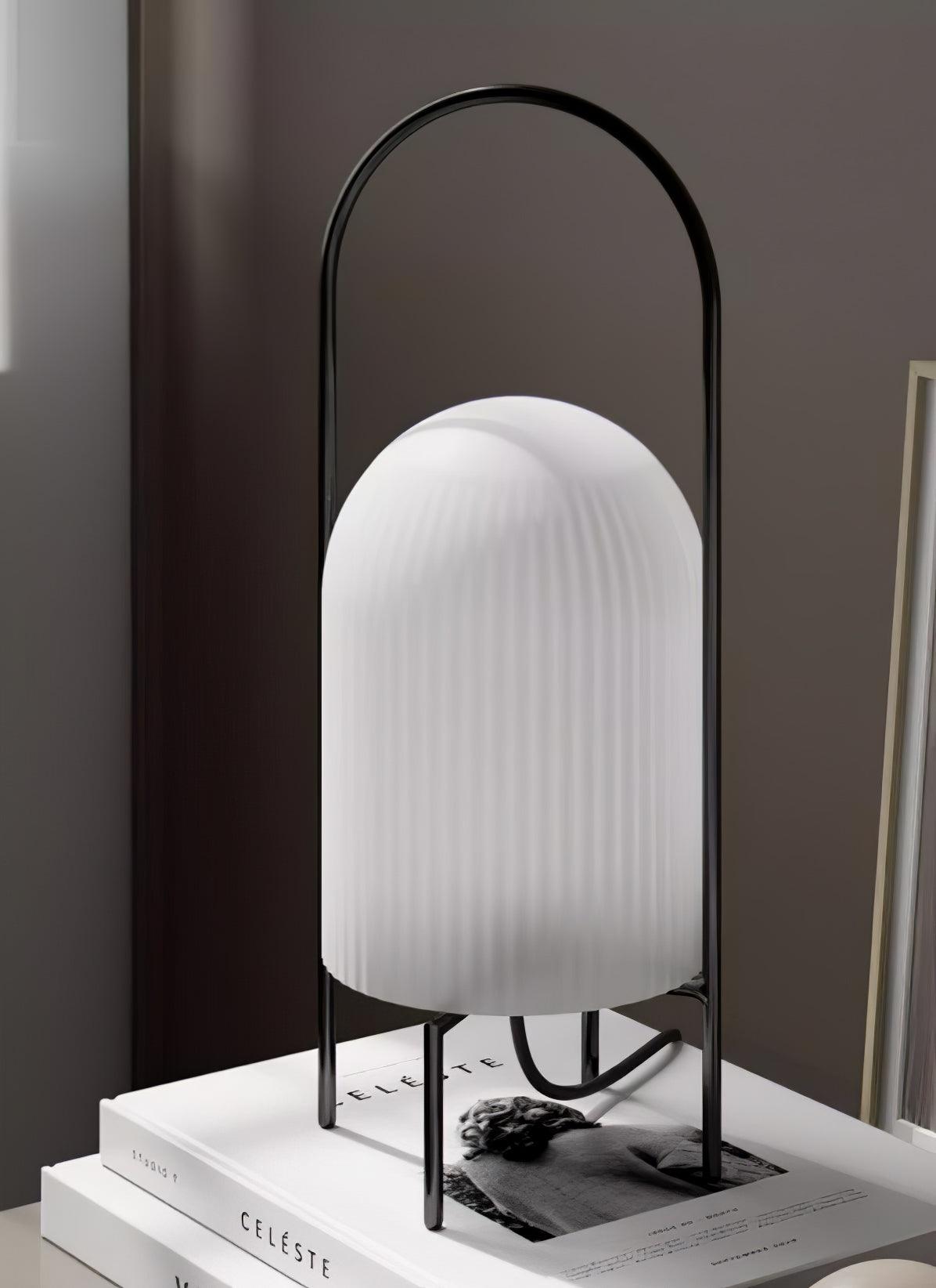 Firaie tafellamp van glas met minimalistisch ontwerp