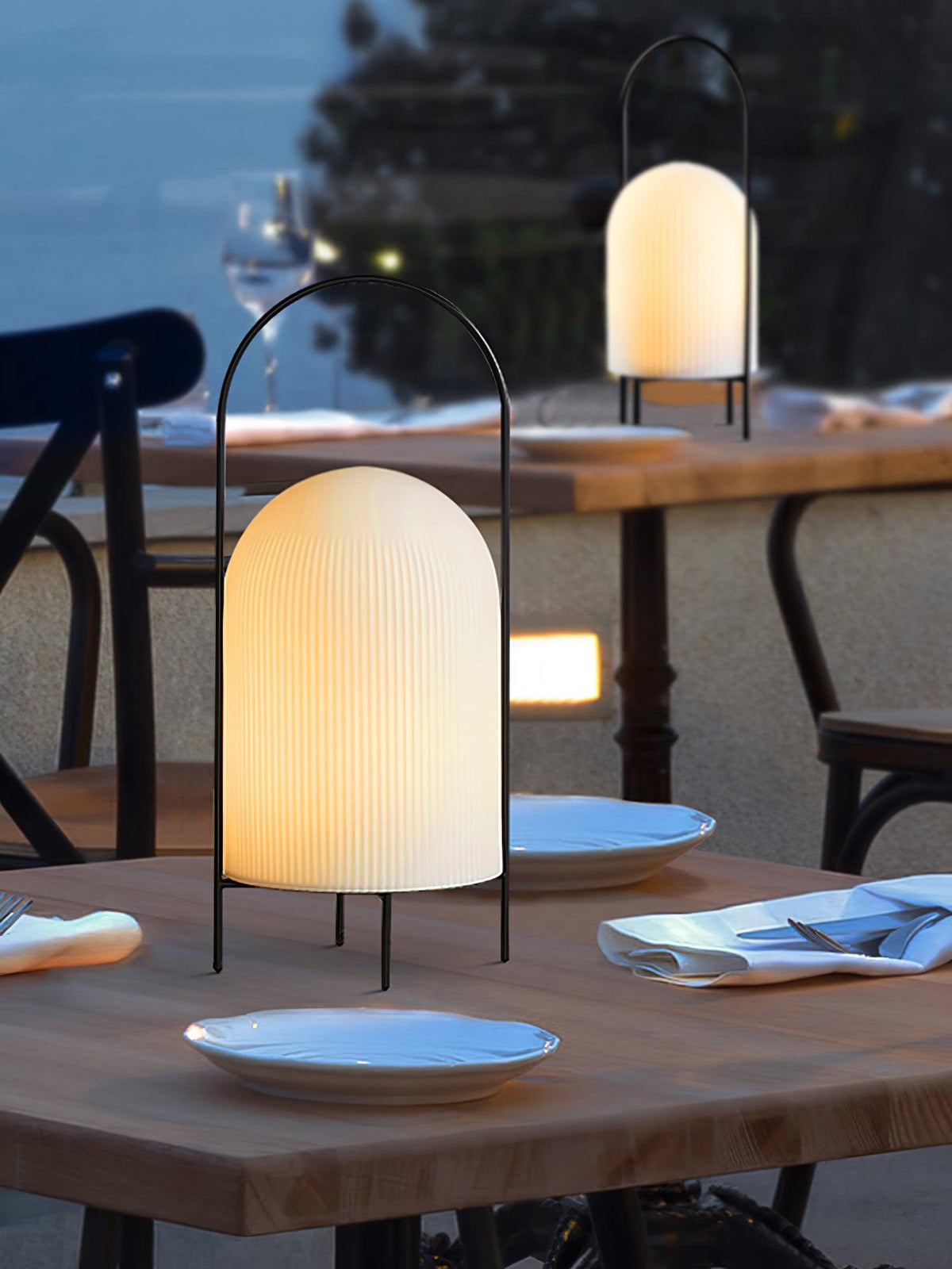 Firaie tafellamp van glas met minimalistisch ontwerp