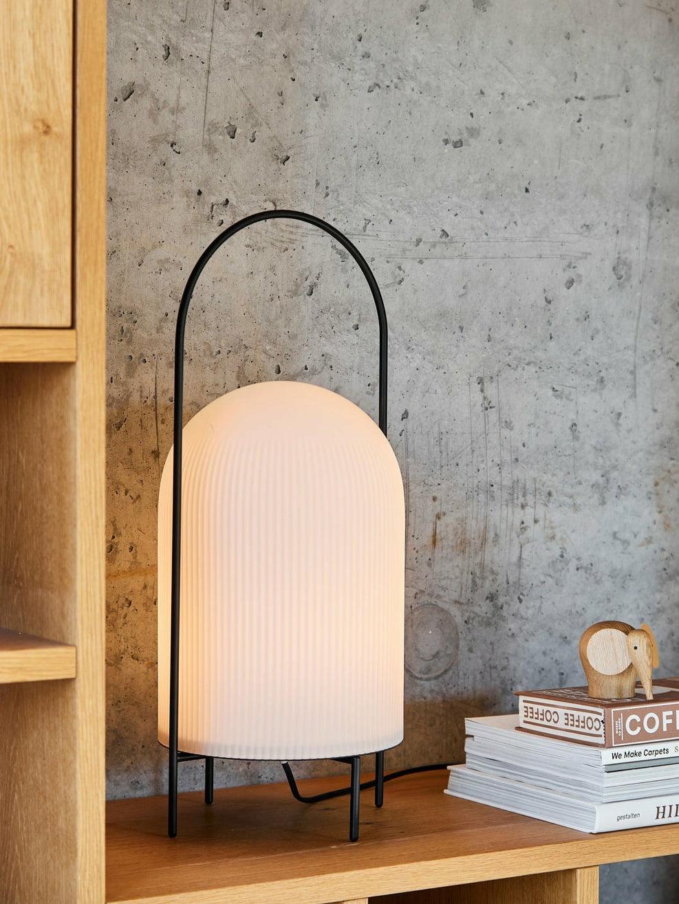 Firaie tafellamp van glas met minimalistisch ontwerp