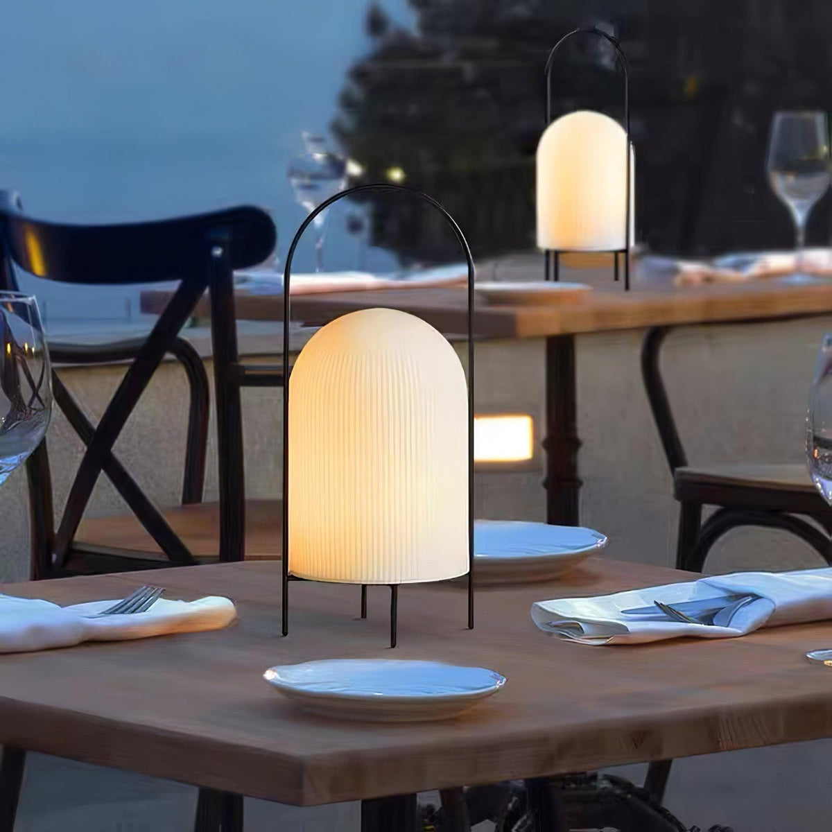 Firaie tafellamp van glas met minimalistisch ontwerp