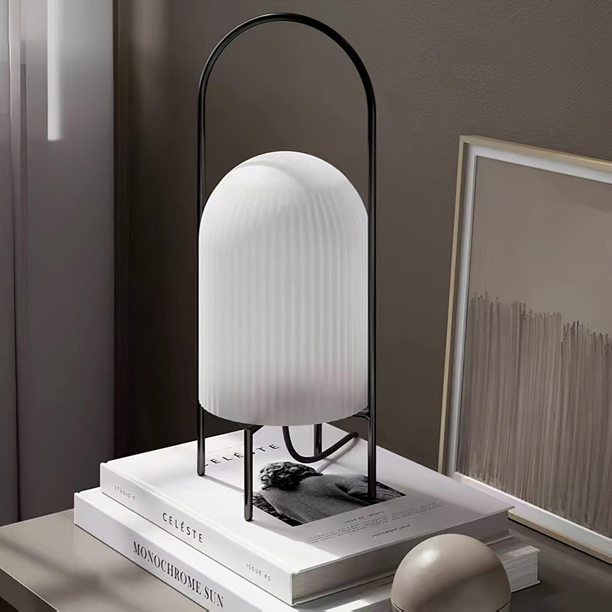 Firaie tafellamp van glas met minimalistisch ontwerp