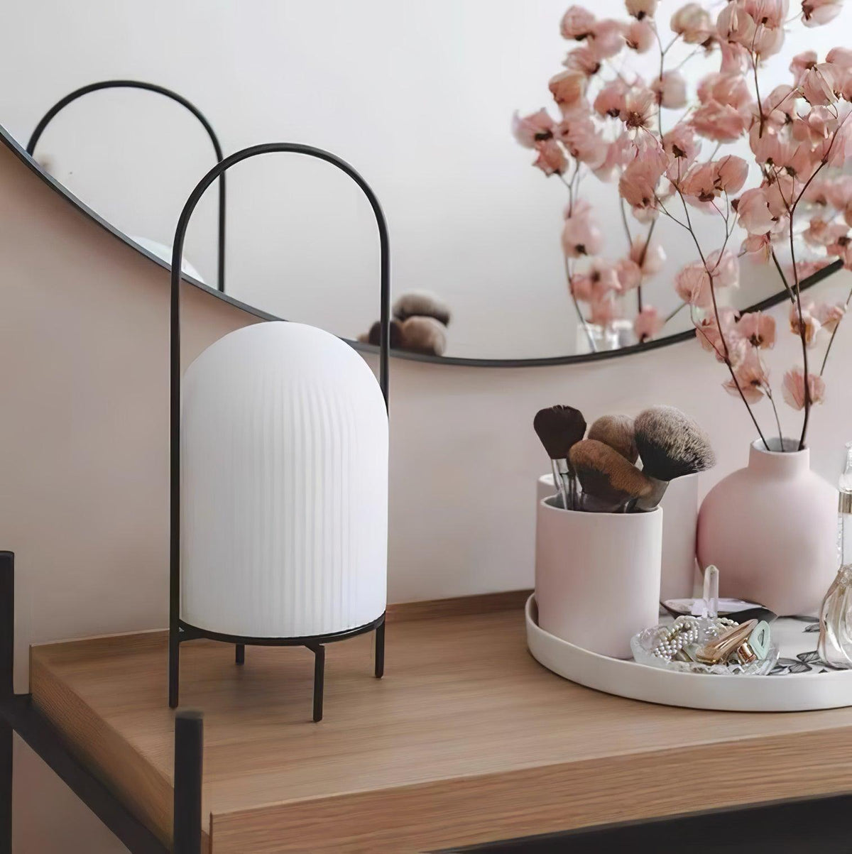Firaie tafellamp van glas met minimalistisch ontwerp