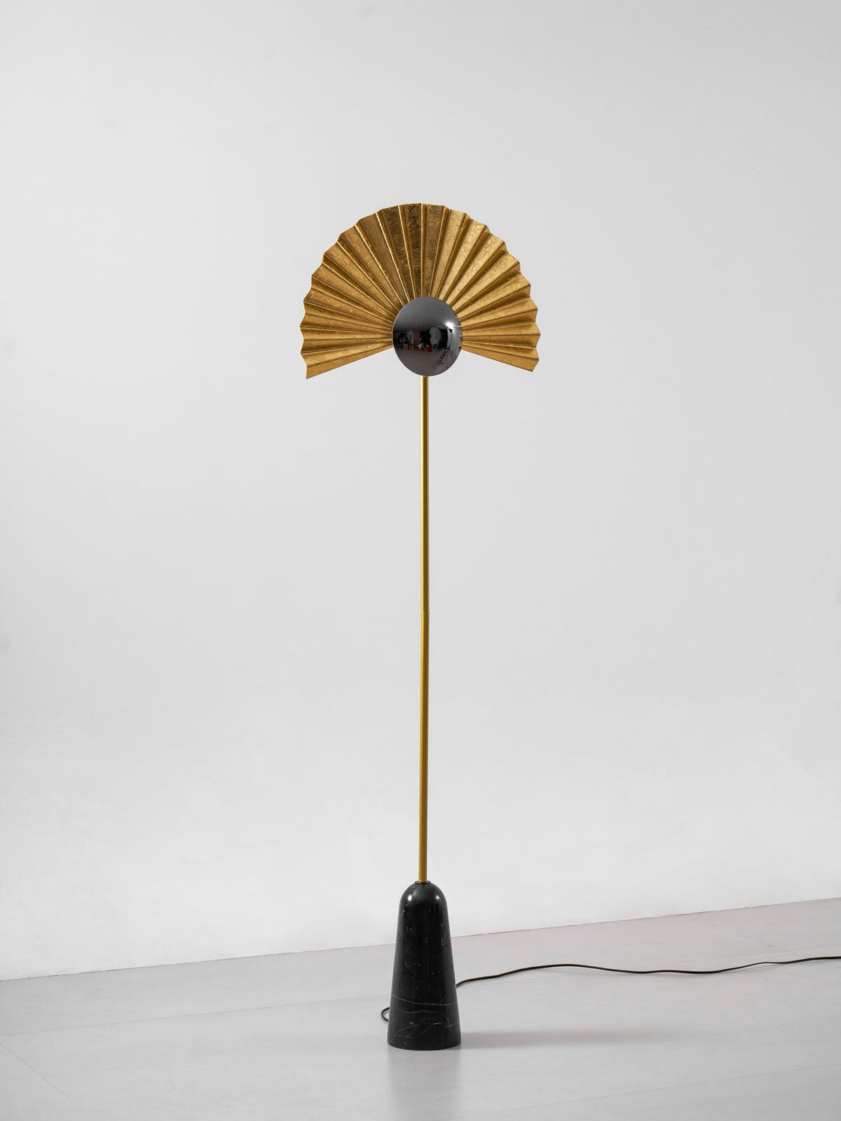 Solvaar vloerlamp met goudkleurige ventilatorkap