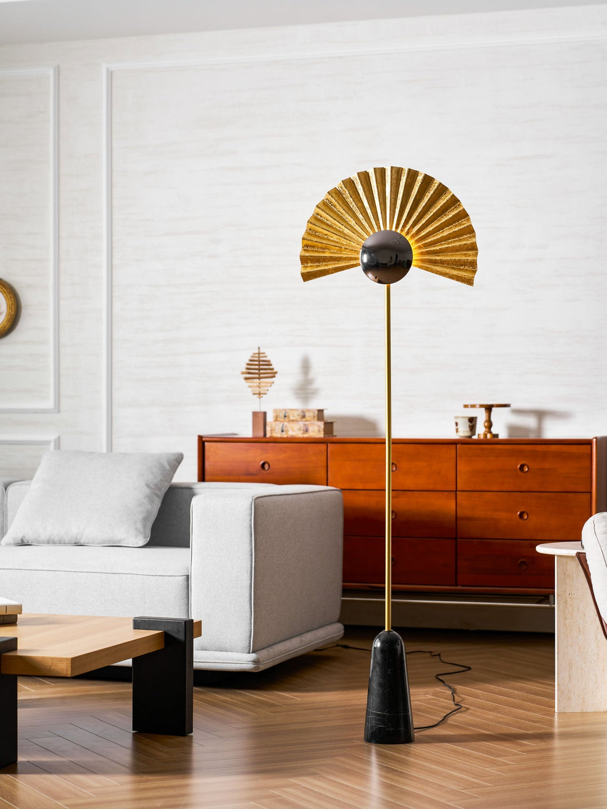 Solvaar vloerlamp met goudkleurige ventilatorkap