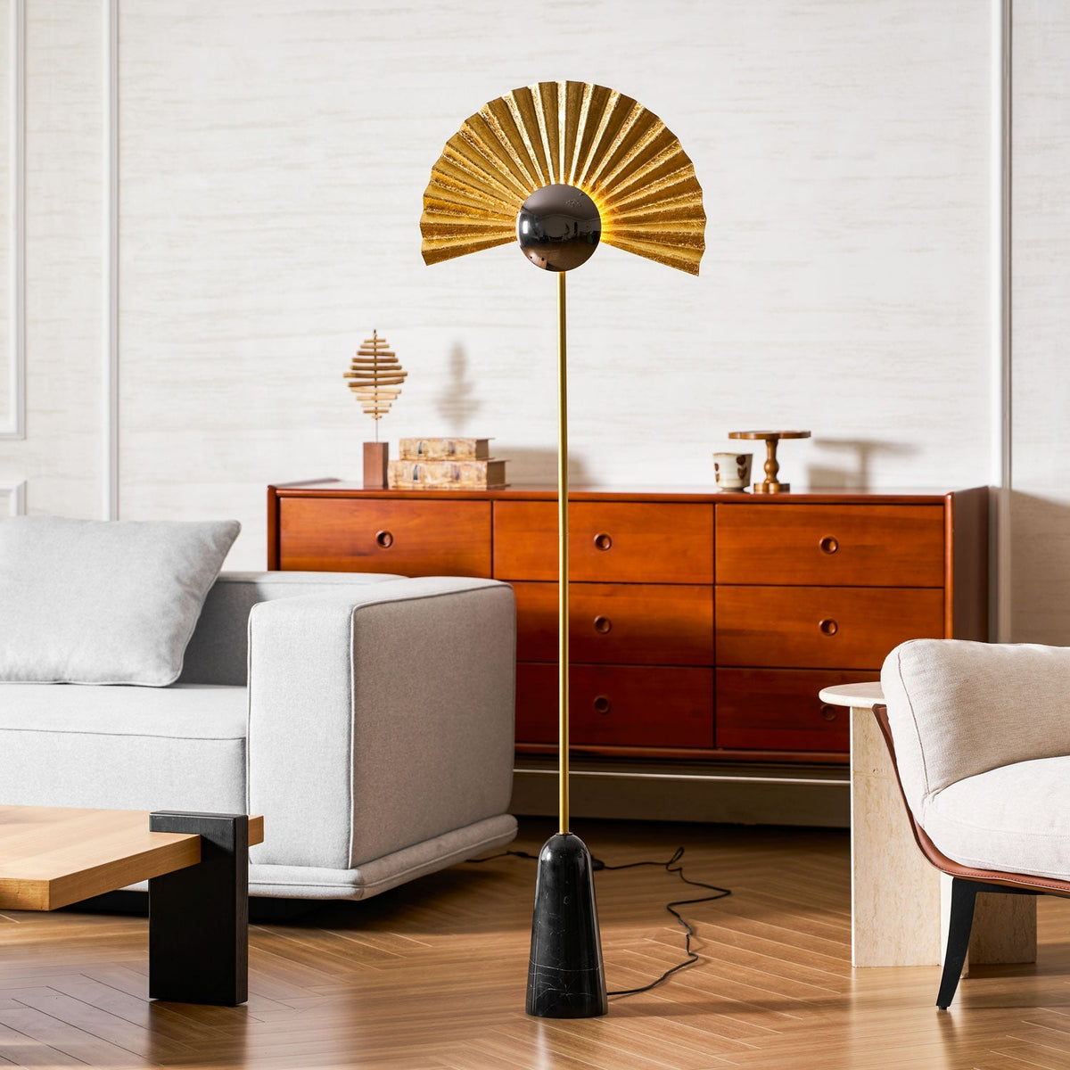 Solvaar vloerlamp met goudkleurige ventilatorkap