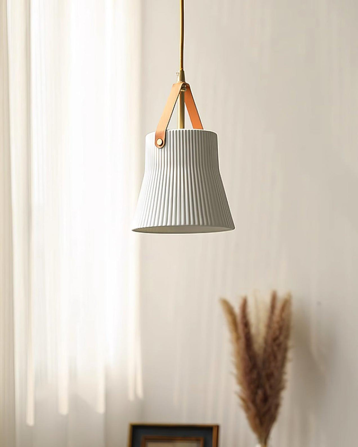 Moderne hanglamp met keramische geribbelde kap, messing en leerband