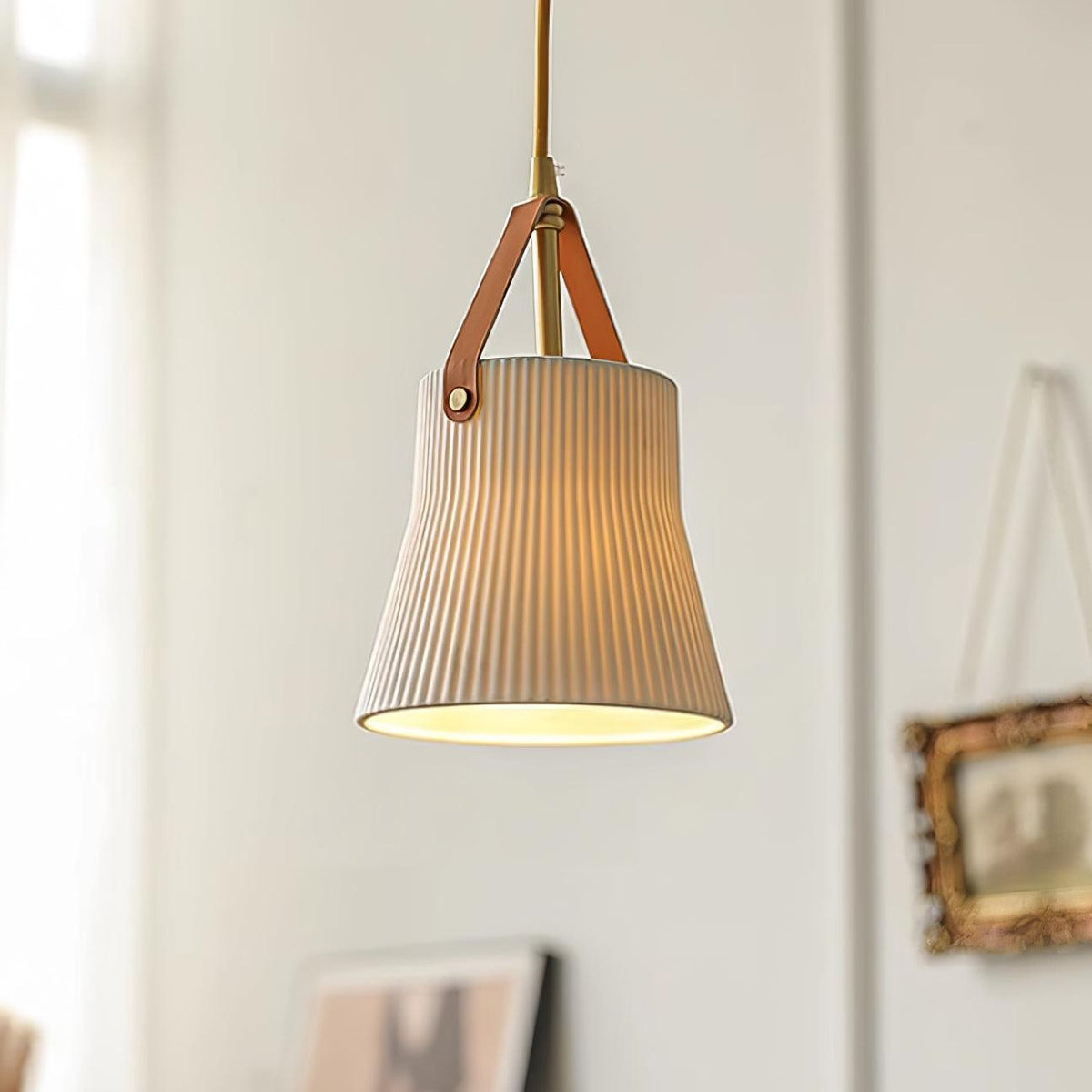 Moderne hanglamp met keramische geribbelde kap, messing en leerband