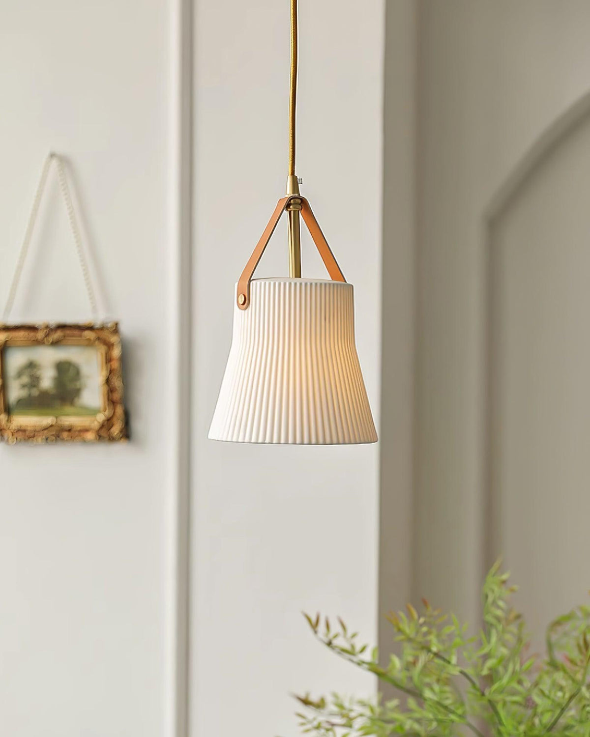 Moderne hanglamp met keramische geribbelde kap, messing en leerband