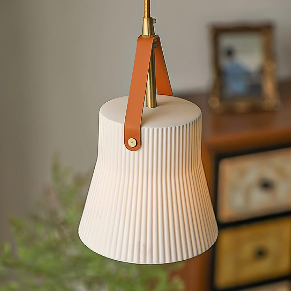 Moderne hanglamp met keramische geribbelde kap, messing en leerband