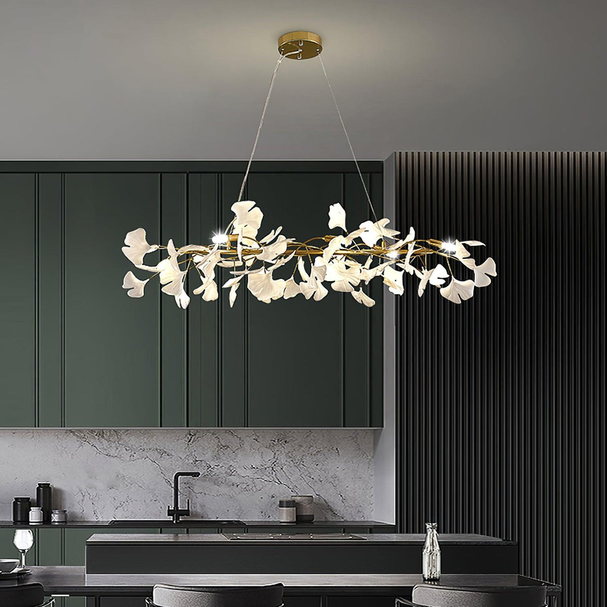 Moderne kroonluchter met metalen frame, keramische gingko-kap in witte goudkleurige afwerking