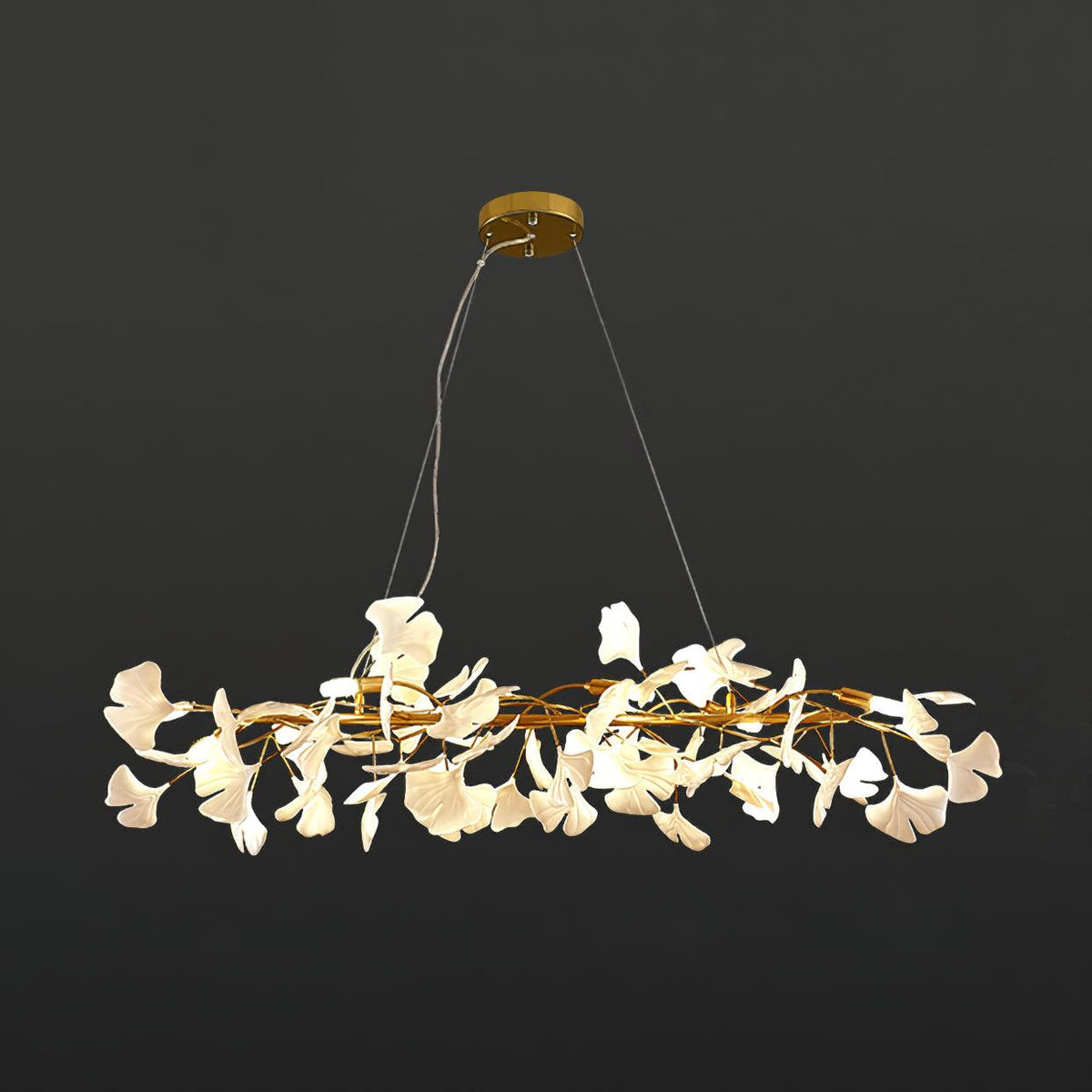 Moderne kroonluchter met metalen frame, keramische gingko-kap in witte goudkleurige afwerking