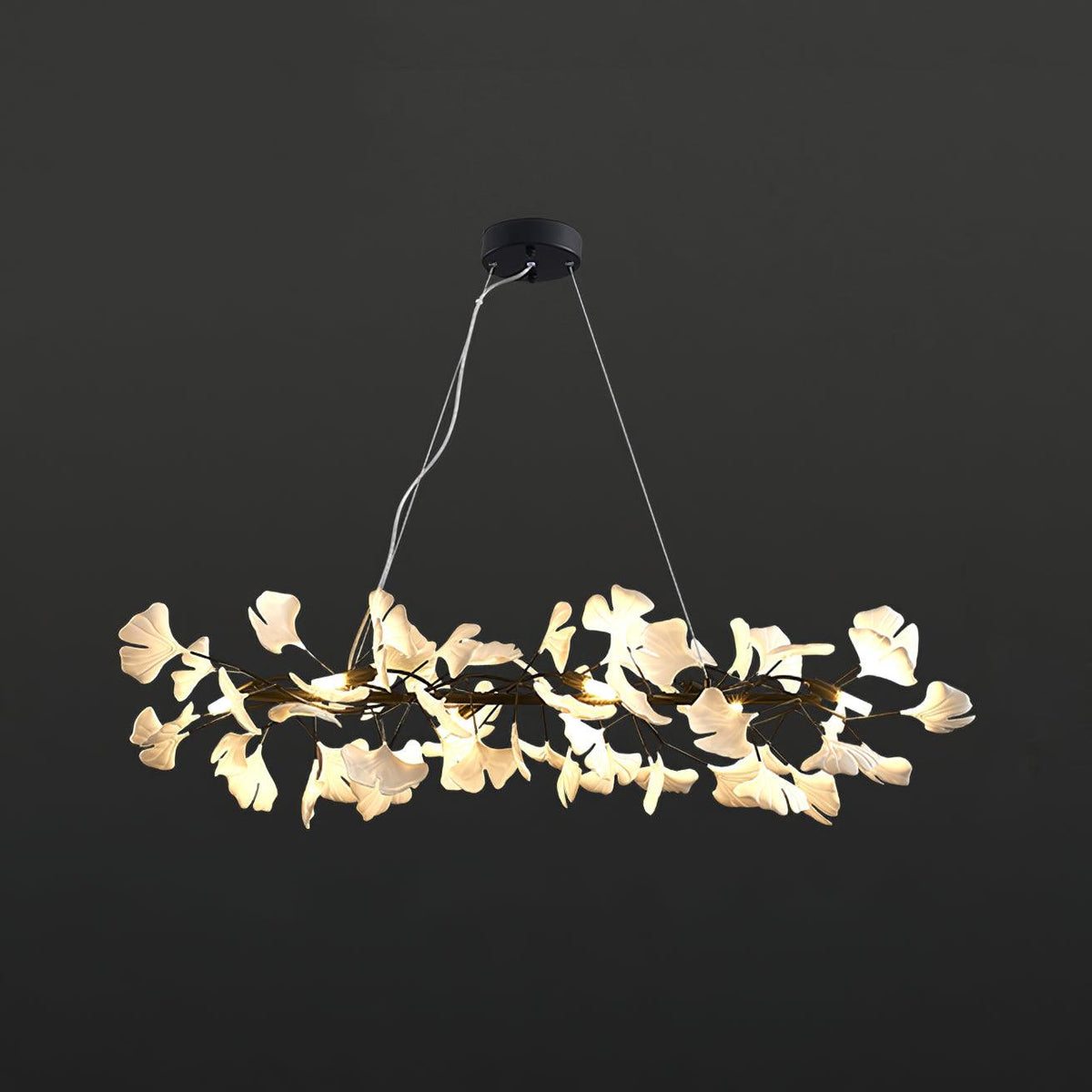 Moderne kroonluchter met metalen frame, keramische gingko-kap in witte goudkleurige afwerking
