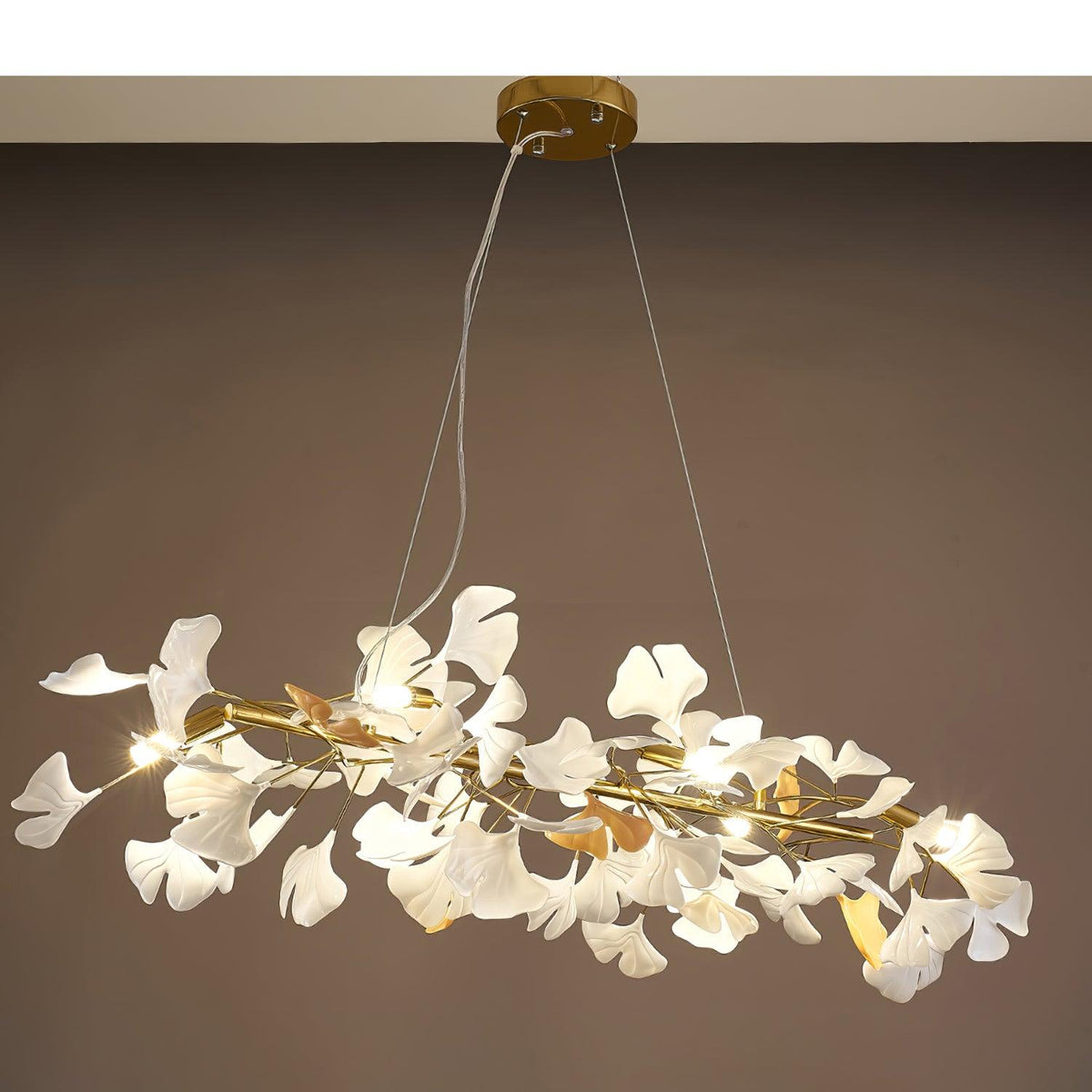 Moderne kroonluchter met metalen frame, keramische gingko-kap in witte goudkleurige afwerking