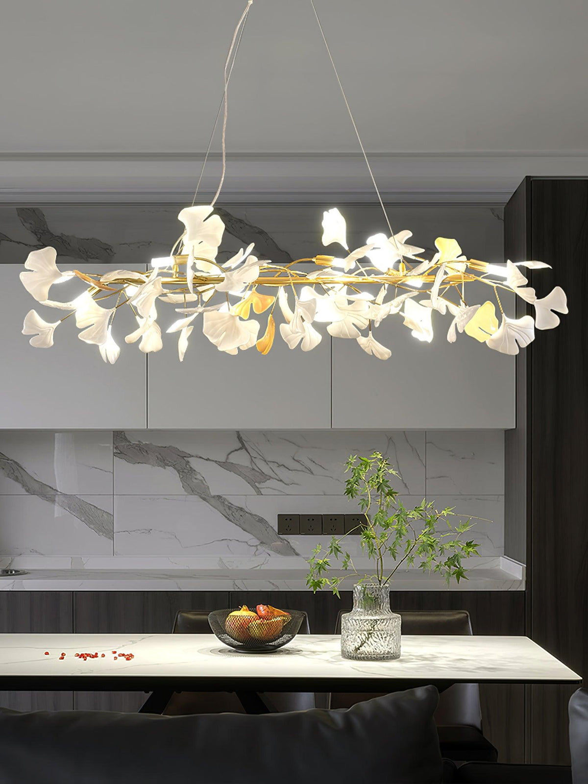 Moderne kroonluchter met metalen frame, keramische gingko-kap in witte goudkleurige afwerking