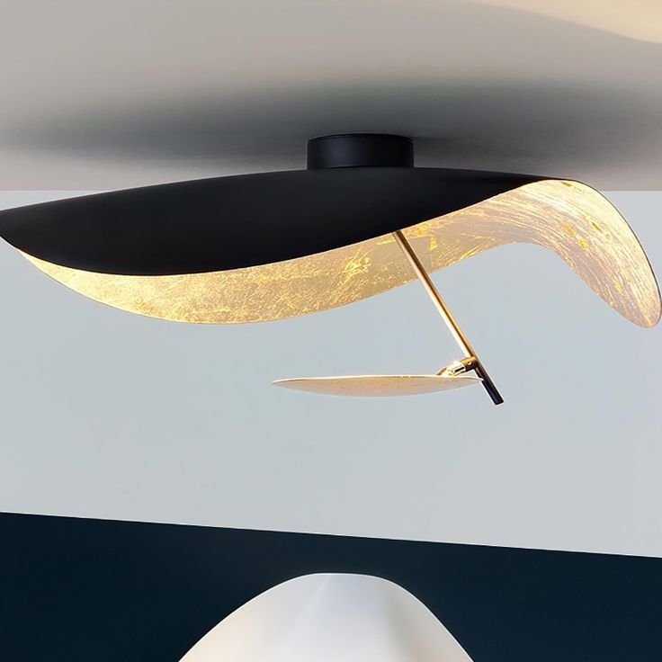 Solenena plafondlamp gebogen kap gouden binnenkant