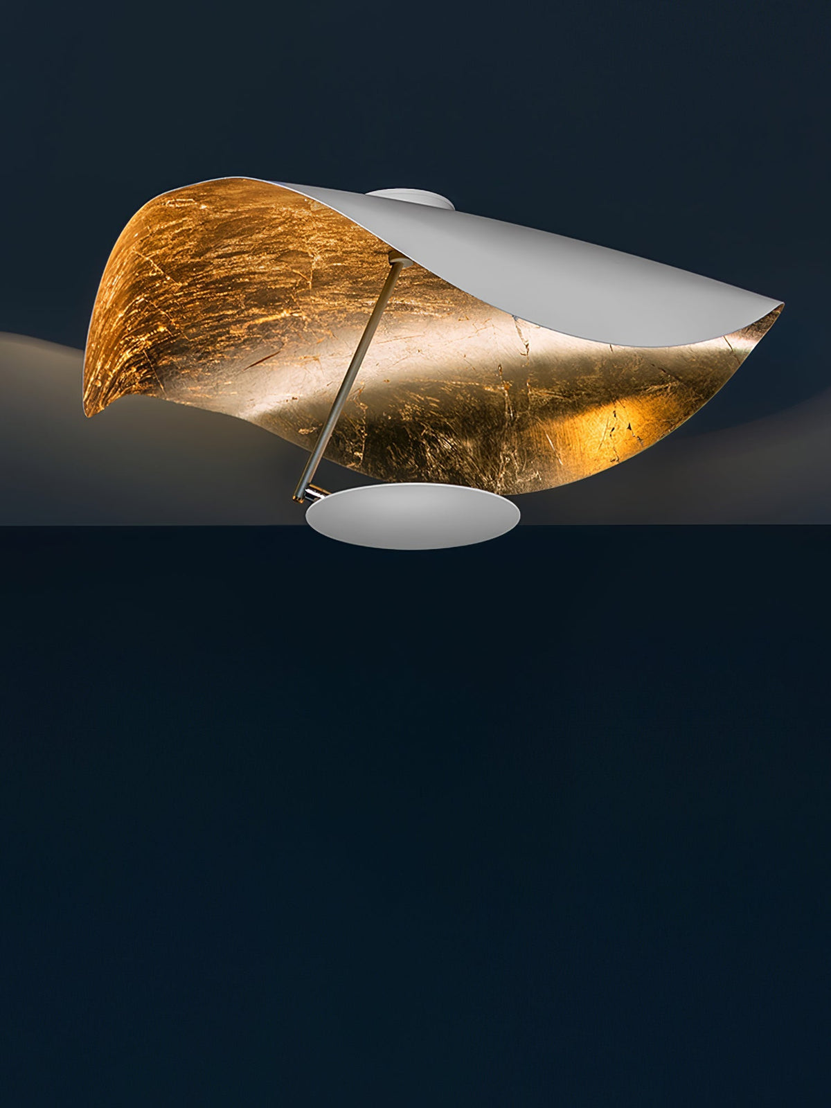 Solenena plafondlamp gebogen kap gouden binnenkant