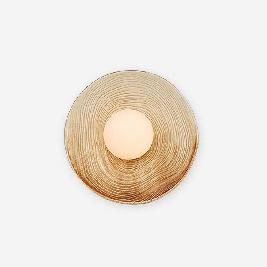 Moderne wandlamp met textuurkeramische schijf en houten accent voor entrees