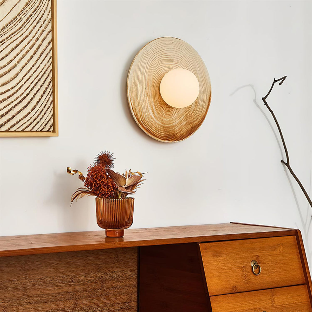 Moderne wandlamp met textuurkeramische schijf en houten accent voor entrees