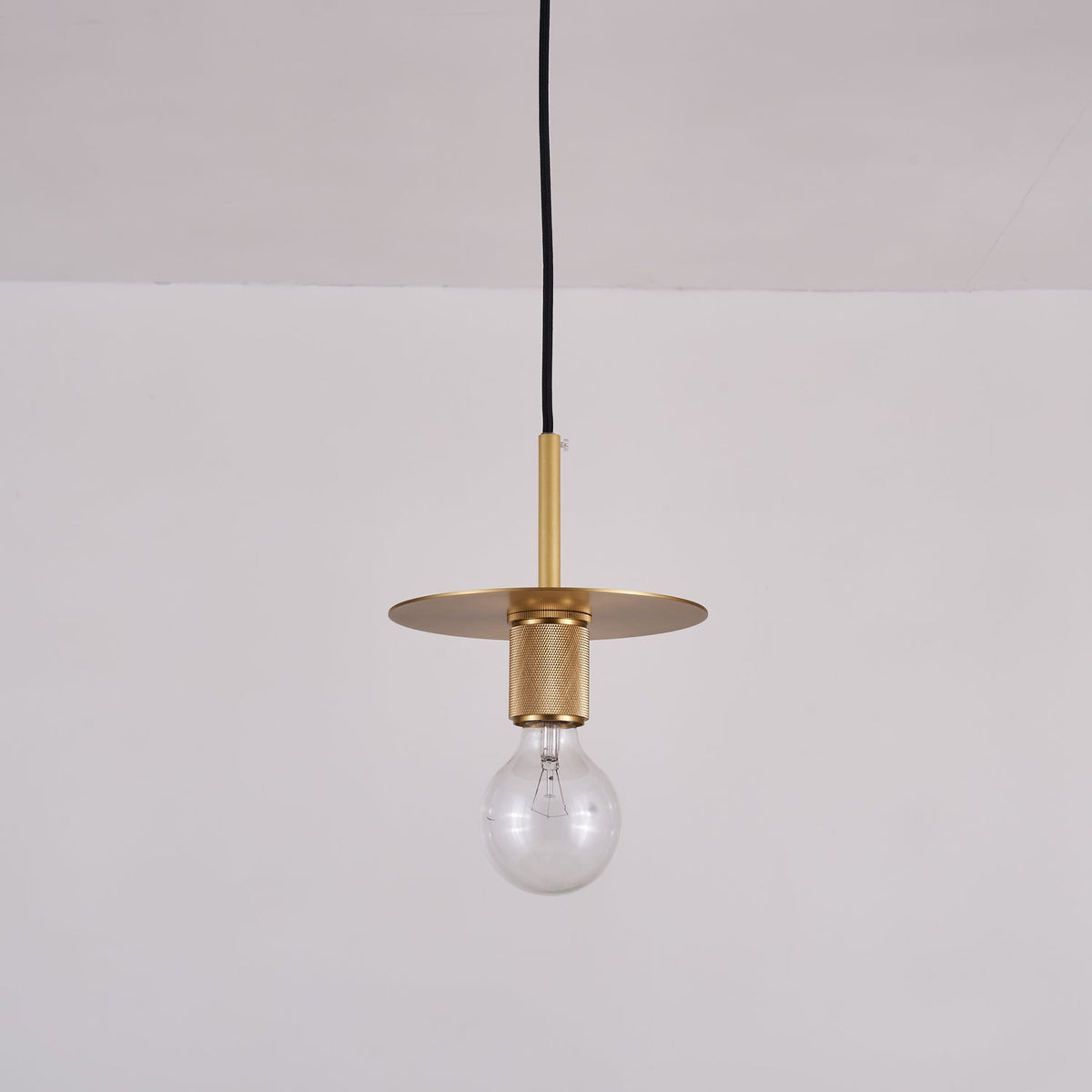 Allirus Moderne hanglamp van messing met minimalistisch Noords ontwerp