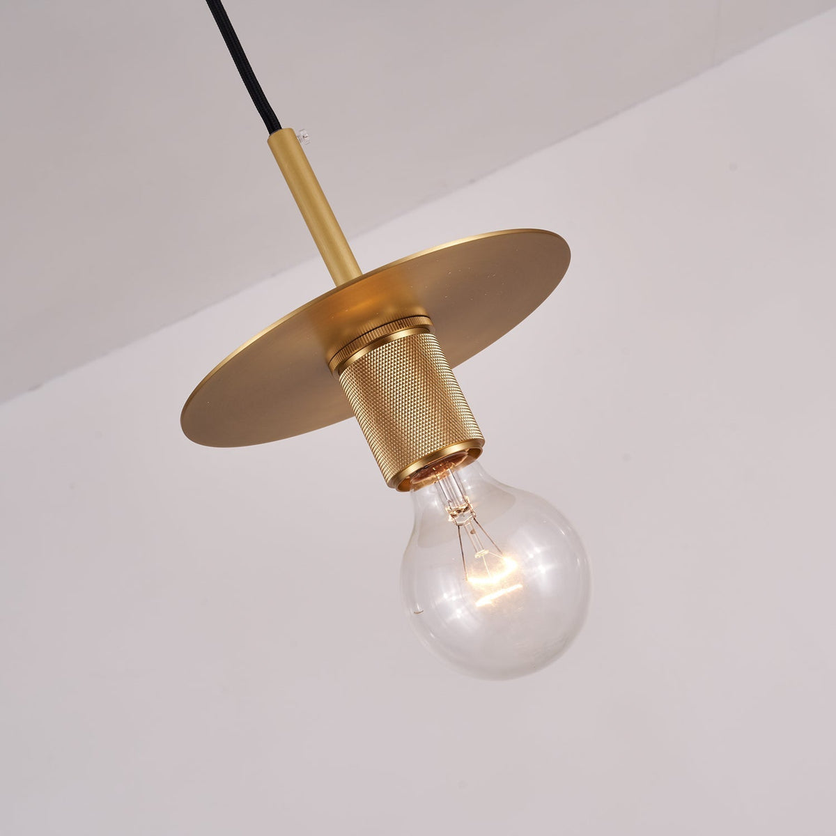 Allirus Moderne hanglamp van messing met minimalistisch Noords ontwerp