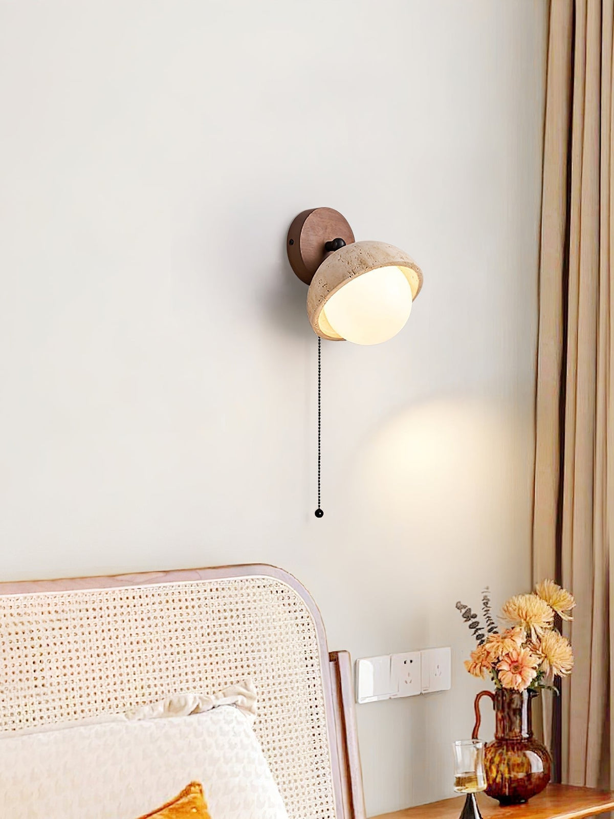 Cavix wandlamp met halve maan van geel travertin en walnoothout