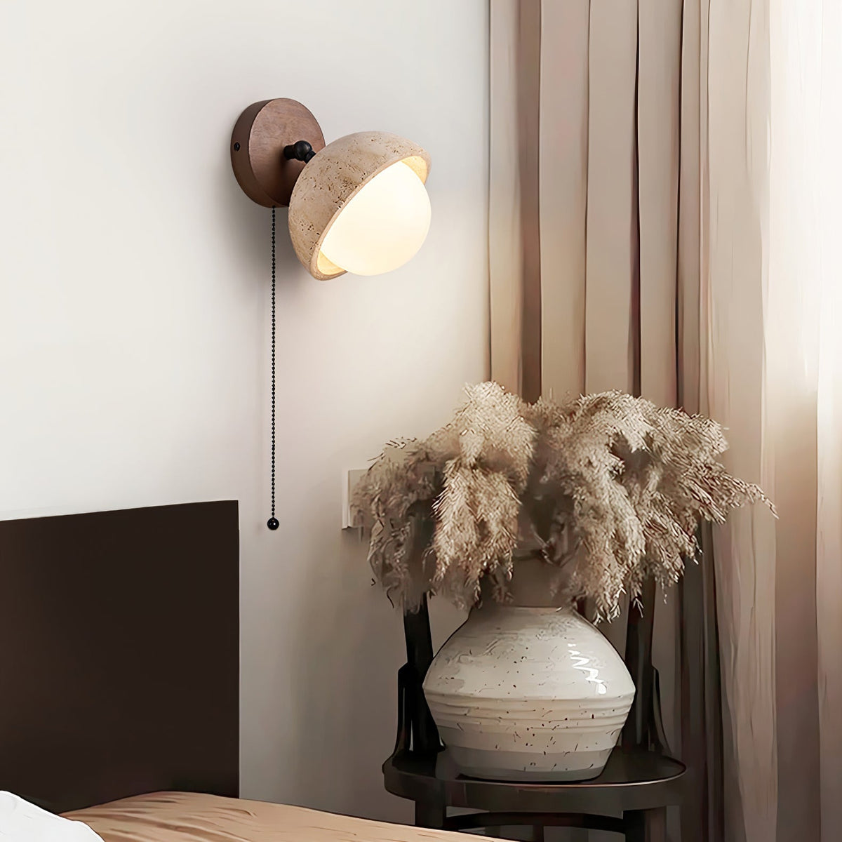 Cavix wandlamp met halve maan van geel travertin en walnoothout