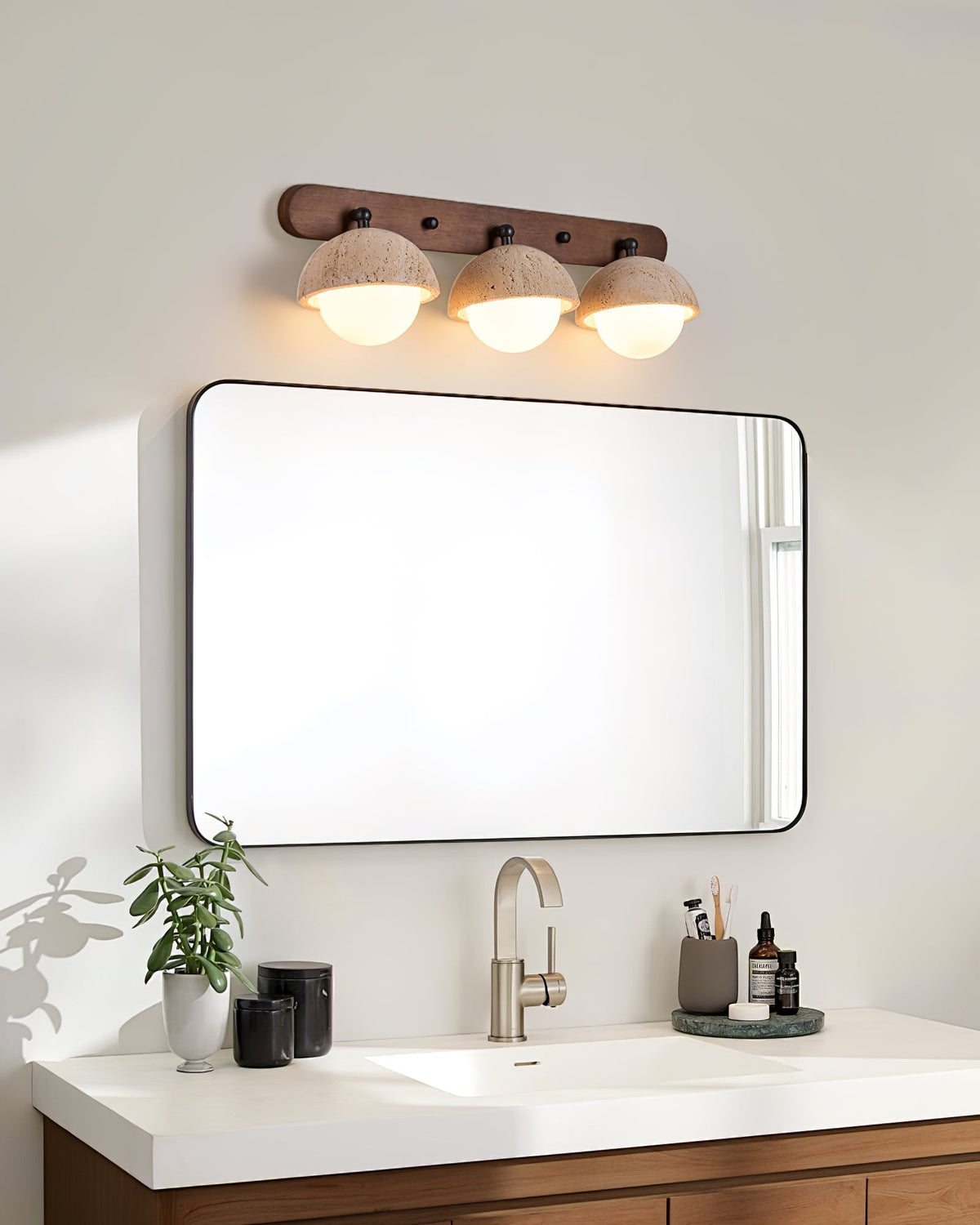 Cavix wandlamp met halve maan van geel travertin en walnoothout