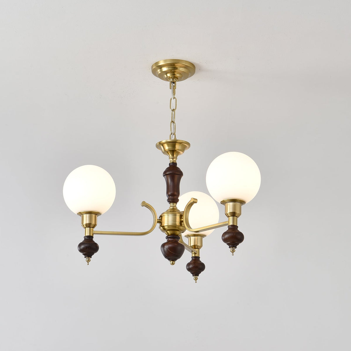 Nesvin Kroonluchter Hout & messing bollen Orb