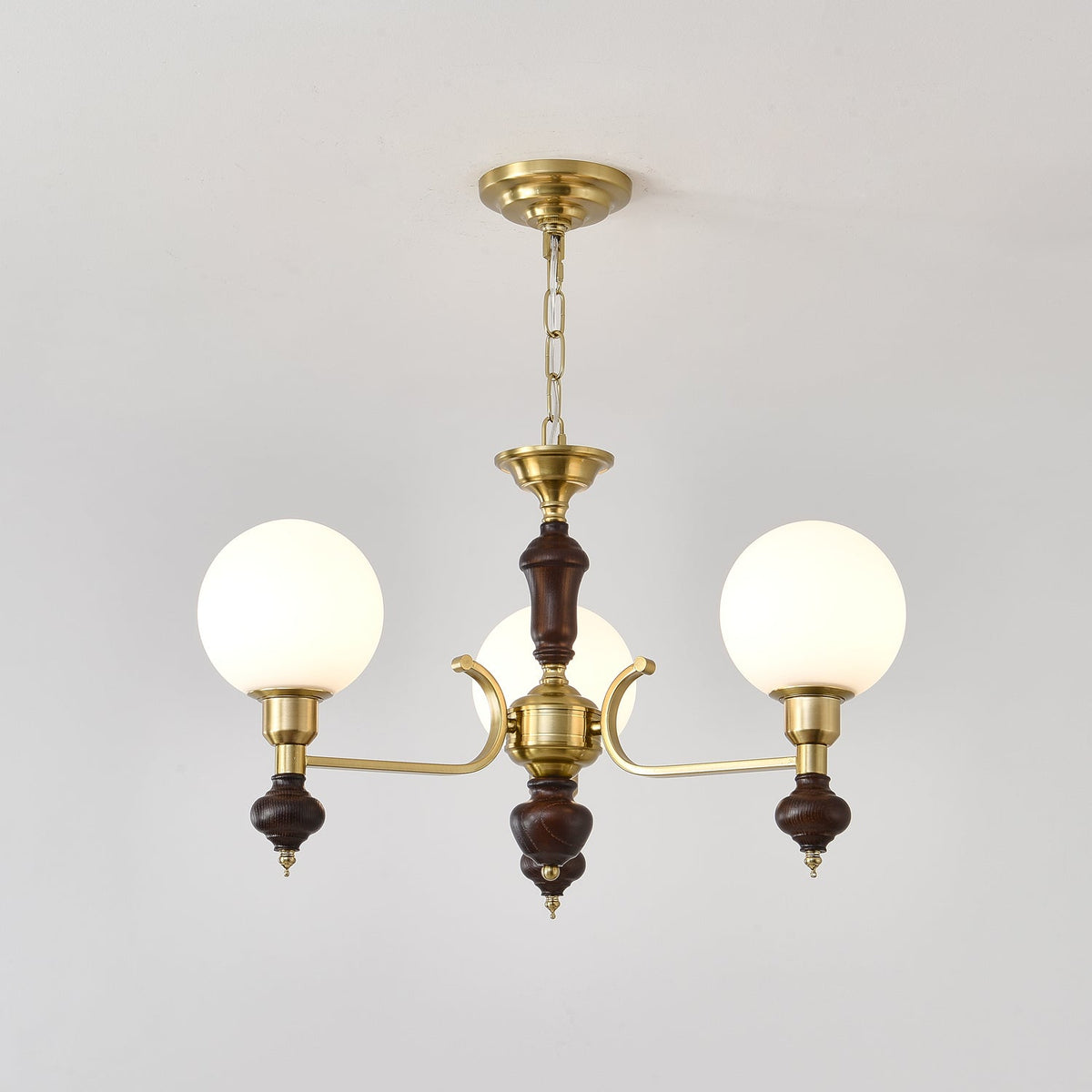 Nesvin Kroonluchter Hout & messing bollen Orb