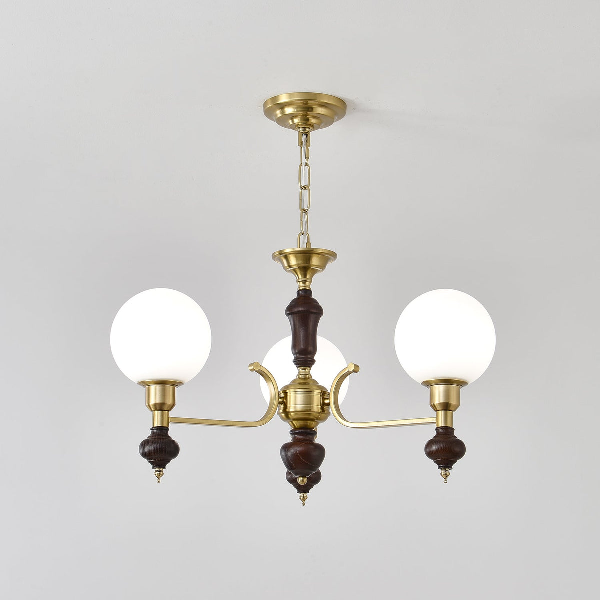 Nesvin Kroonluchter Hout & messing bollen Orb