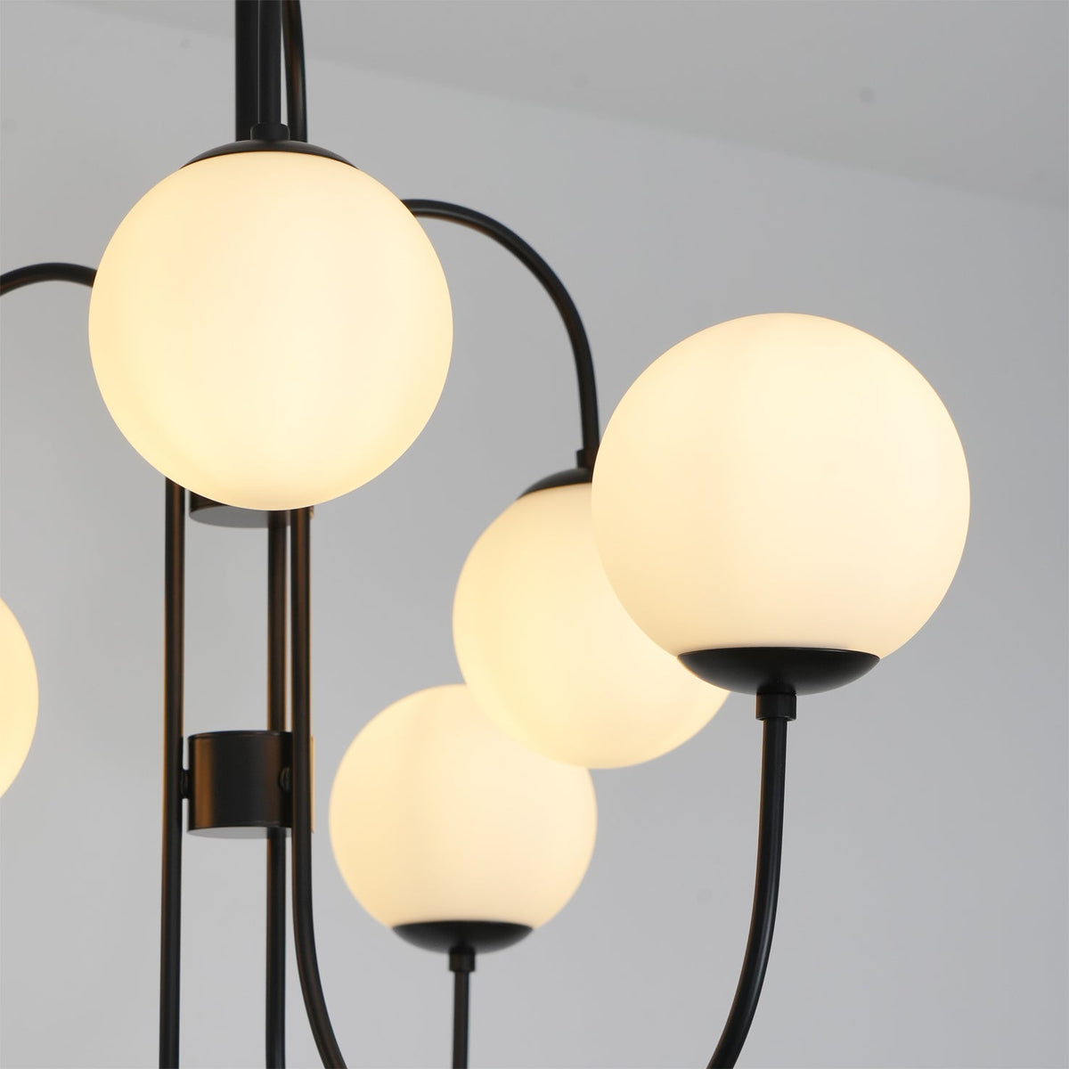 Auruaria kroonluchter met gebogen messing armen en glazen bollen
