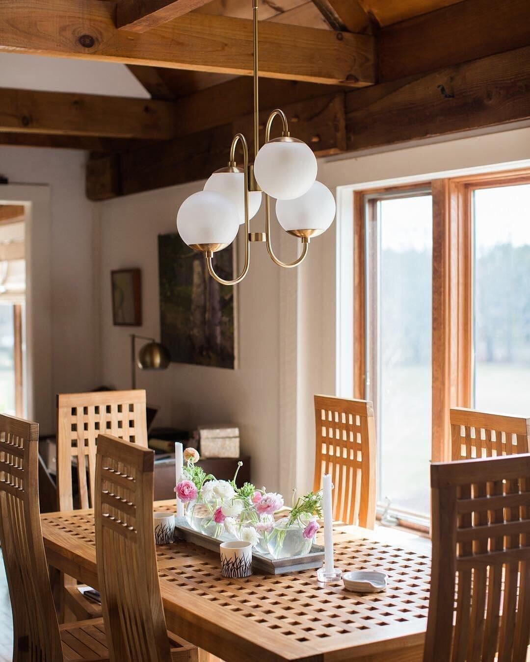 Auruaria kroonluchter met gebogen messing armen en glazen bollen