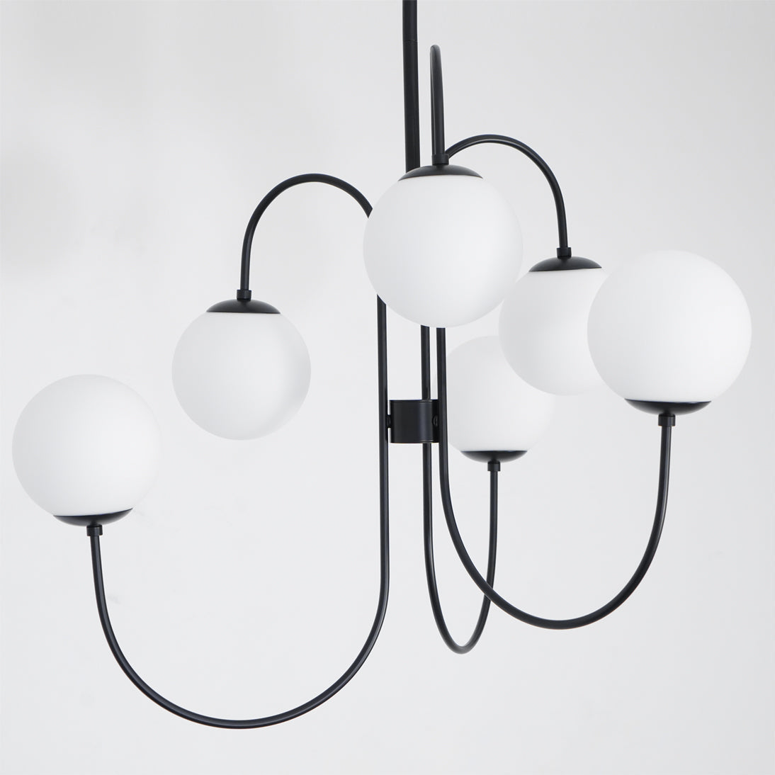 Auruaria kroonluchter met gebogen messing armen en glazen bollen