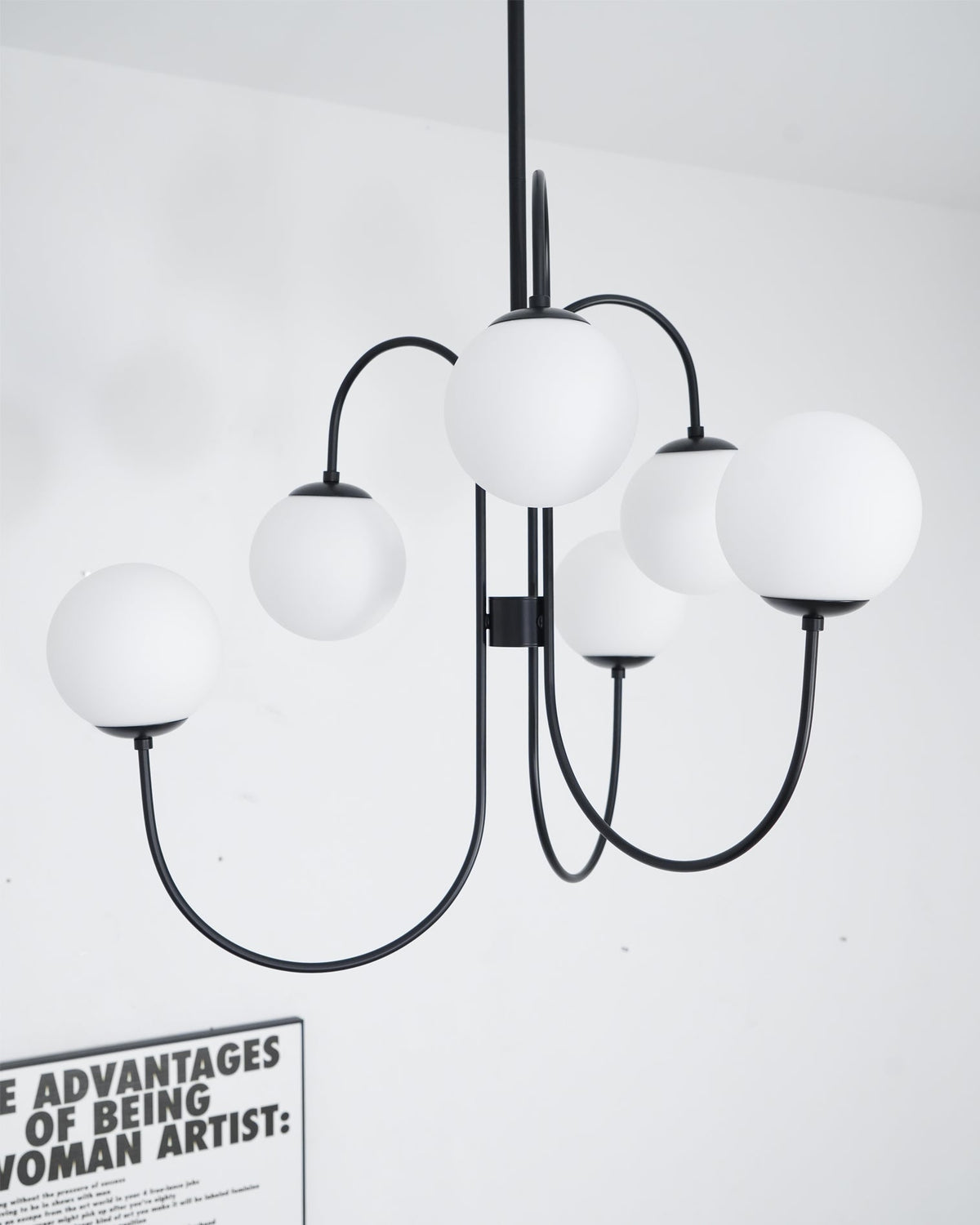 Auruaria kroonluchter met gebogen messing armen en glazen bollen