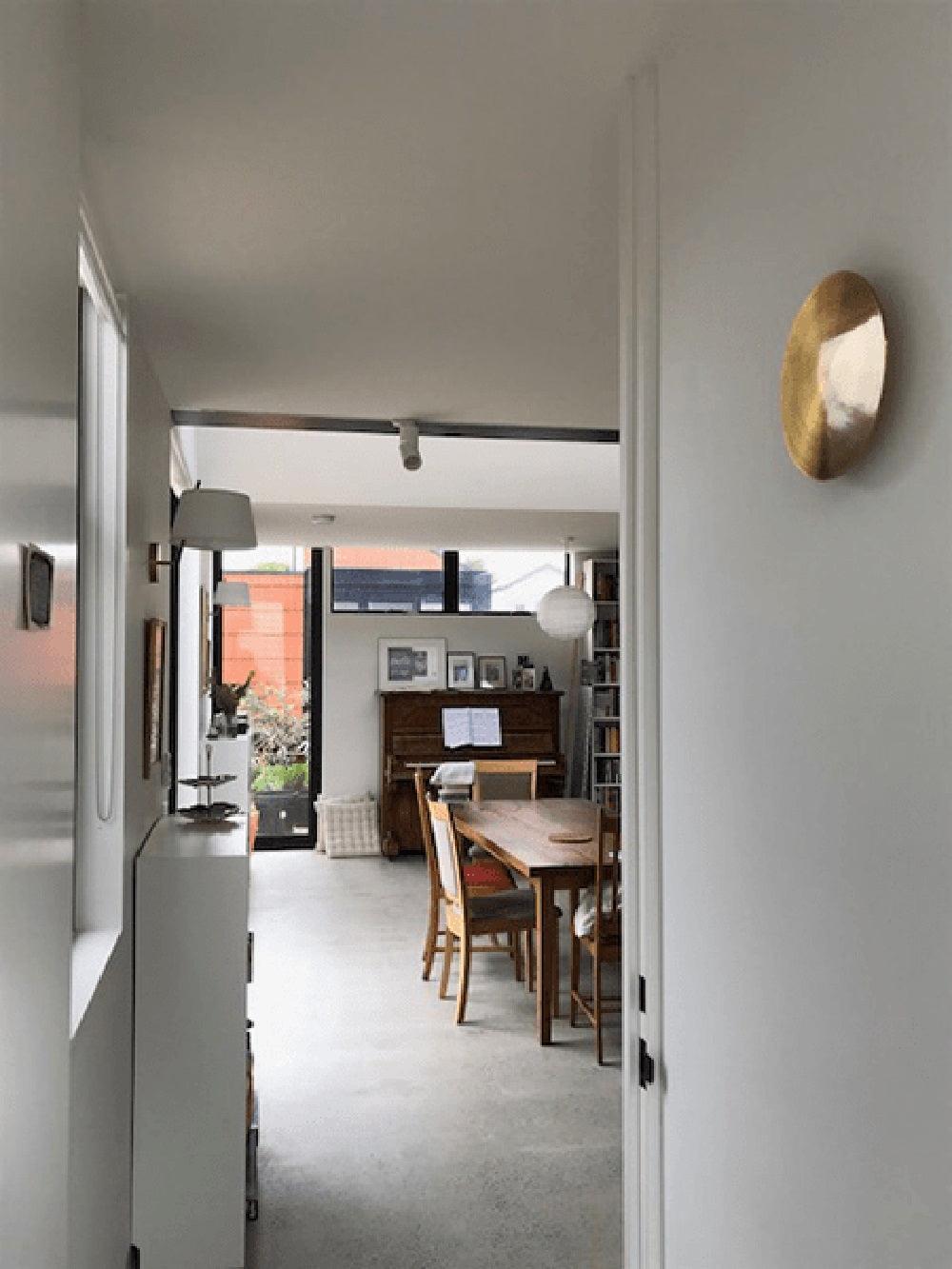 Phelan wandlamp van messing met minimalistisch ontwerp