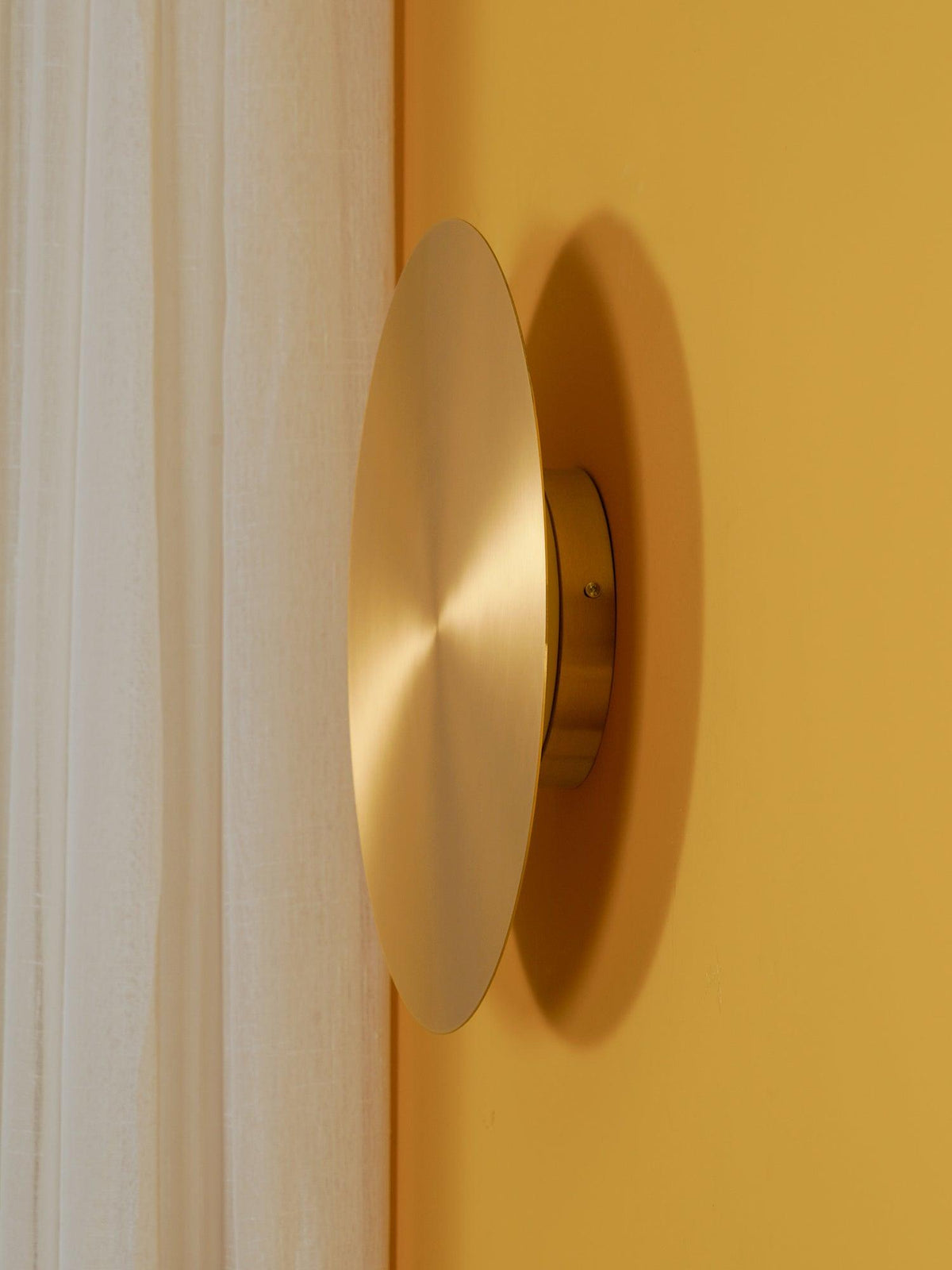 Phelan wandlamp van messing met minimalistisch ontwerp