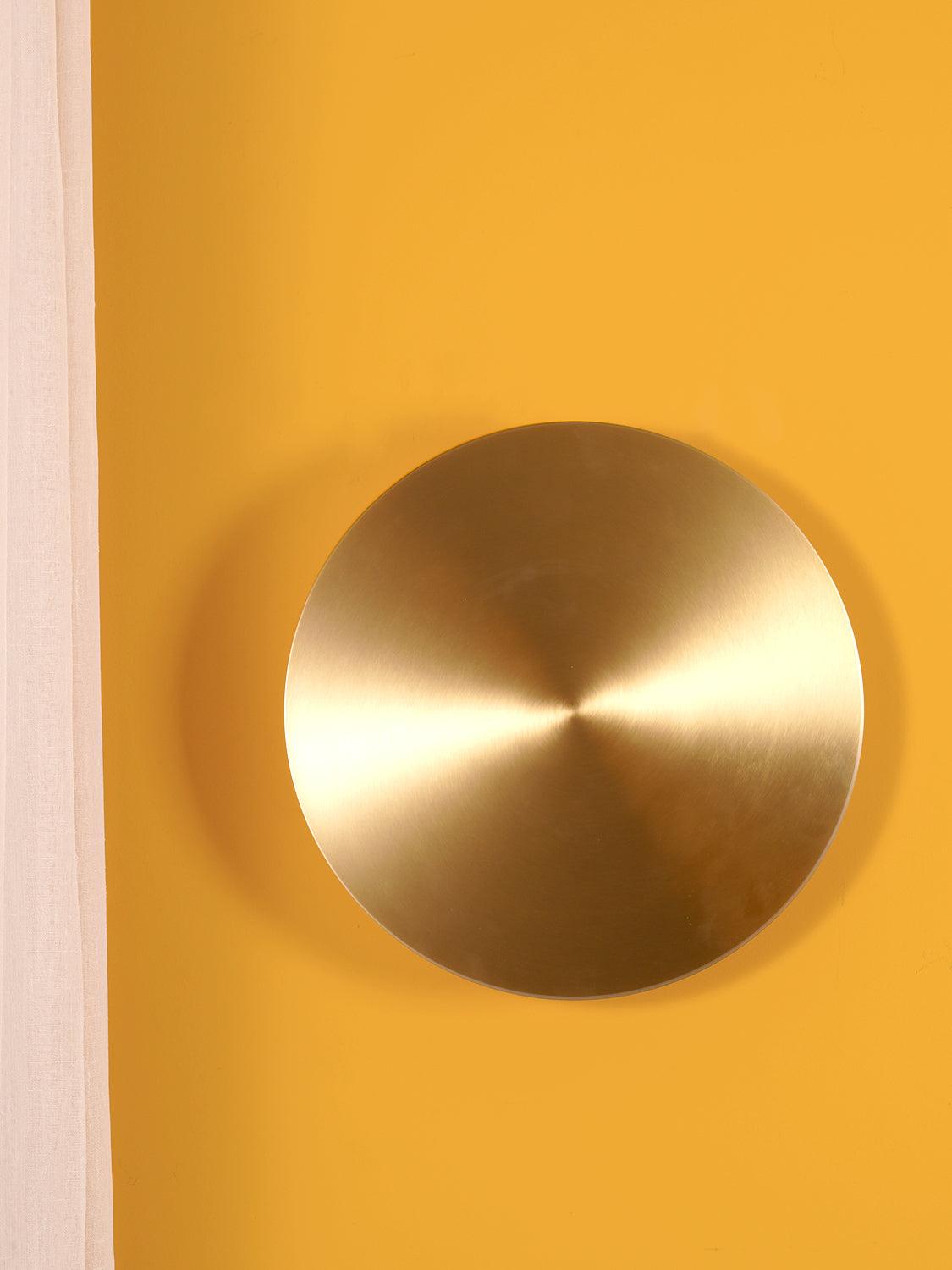 Phelan wandlamp van messing met minimalistisch ontwerp