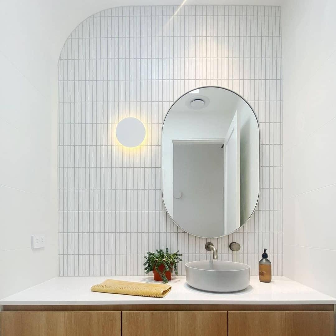 Phelan wandlamp van messing met minimalistisch ontwerp