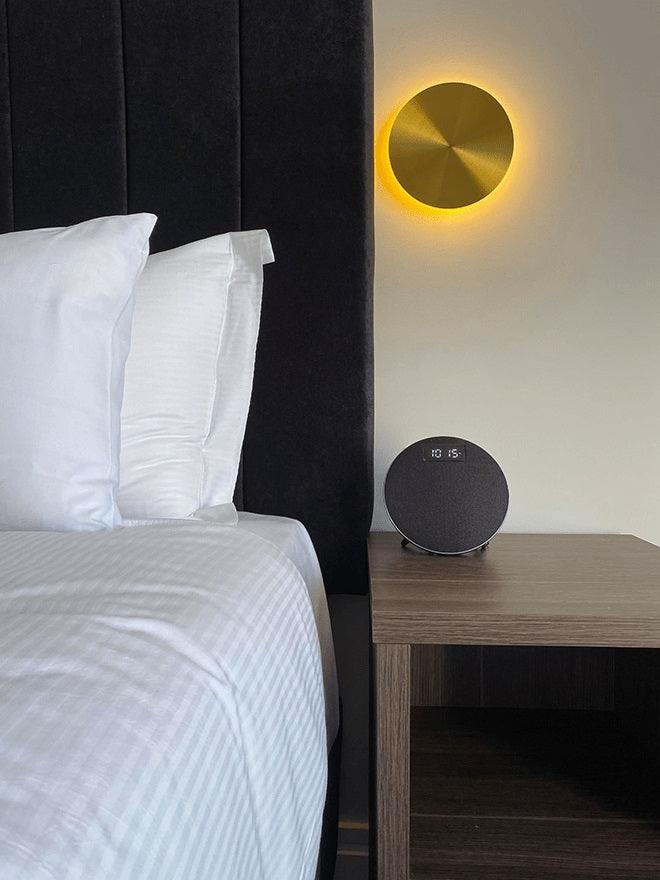 Phelan wandlamp van messing met minimalistisch ontwerp