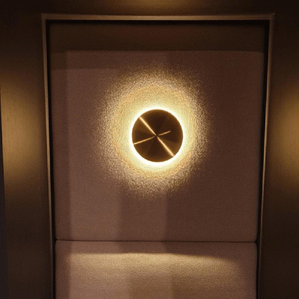 Phelan wandlamp van messing met minimalistisch ontwerp