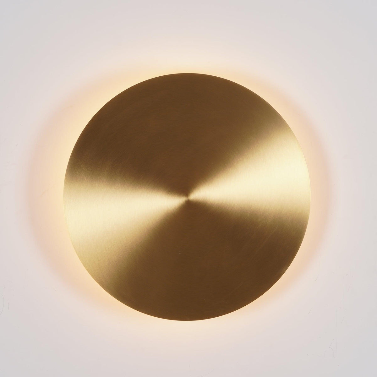Phelan wandlamp van messing met minimalistisch ontwerp