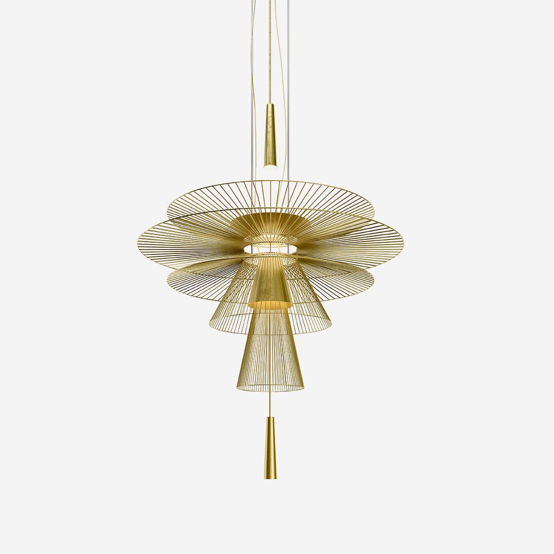 Moderne kroonluchter met sculpturale gelaagde draadframe en opvallend ontwerp