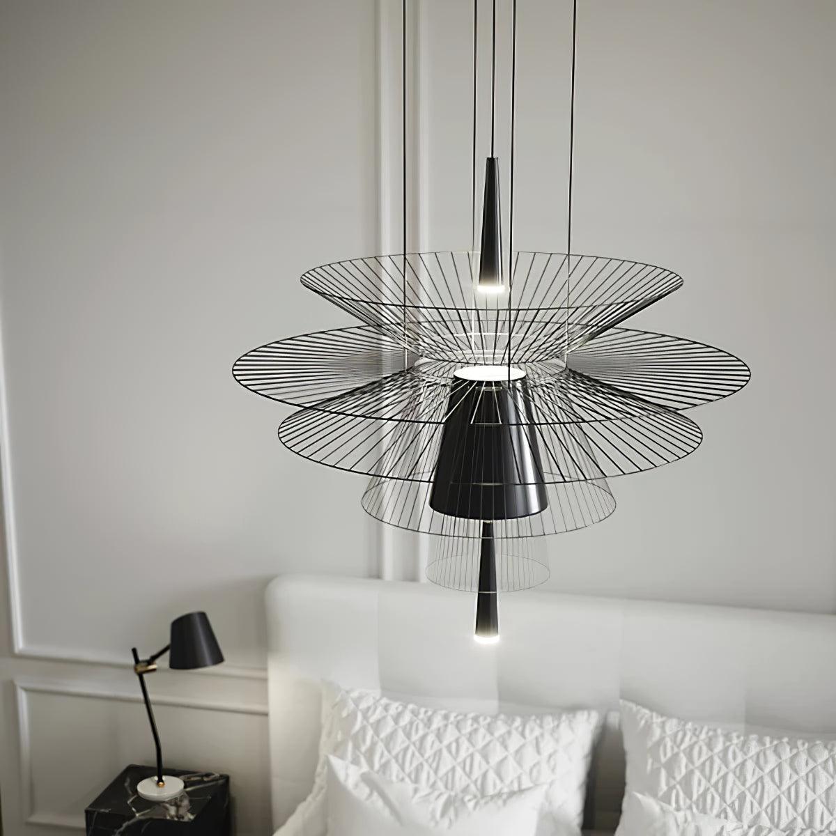 Moderne kroonluchter met sculpturale gelaagde draadframe en opvallend ontwerp