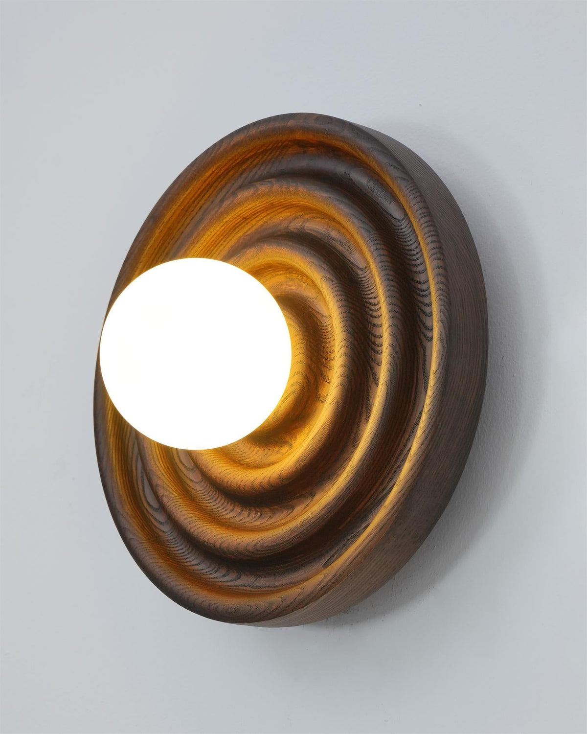 Aldinise wandlamp Ripple met walnootlichaam en glazen bolkap