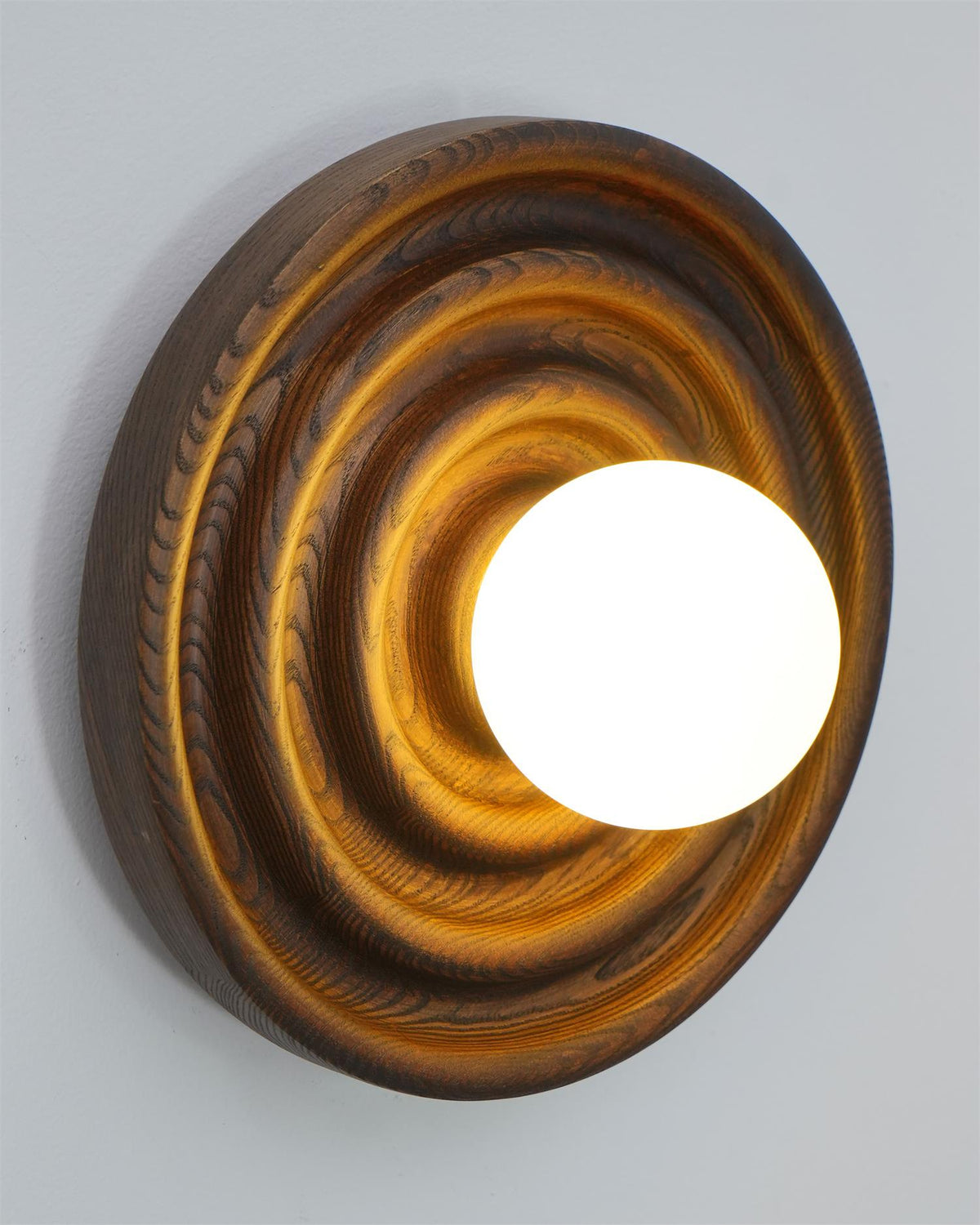 Aldinise wandlamp Ripple met walnootlichaam en glazen bolkap