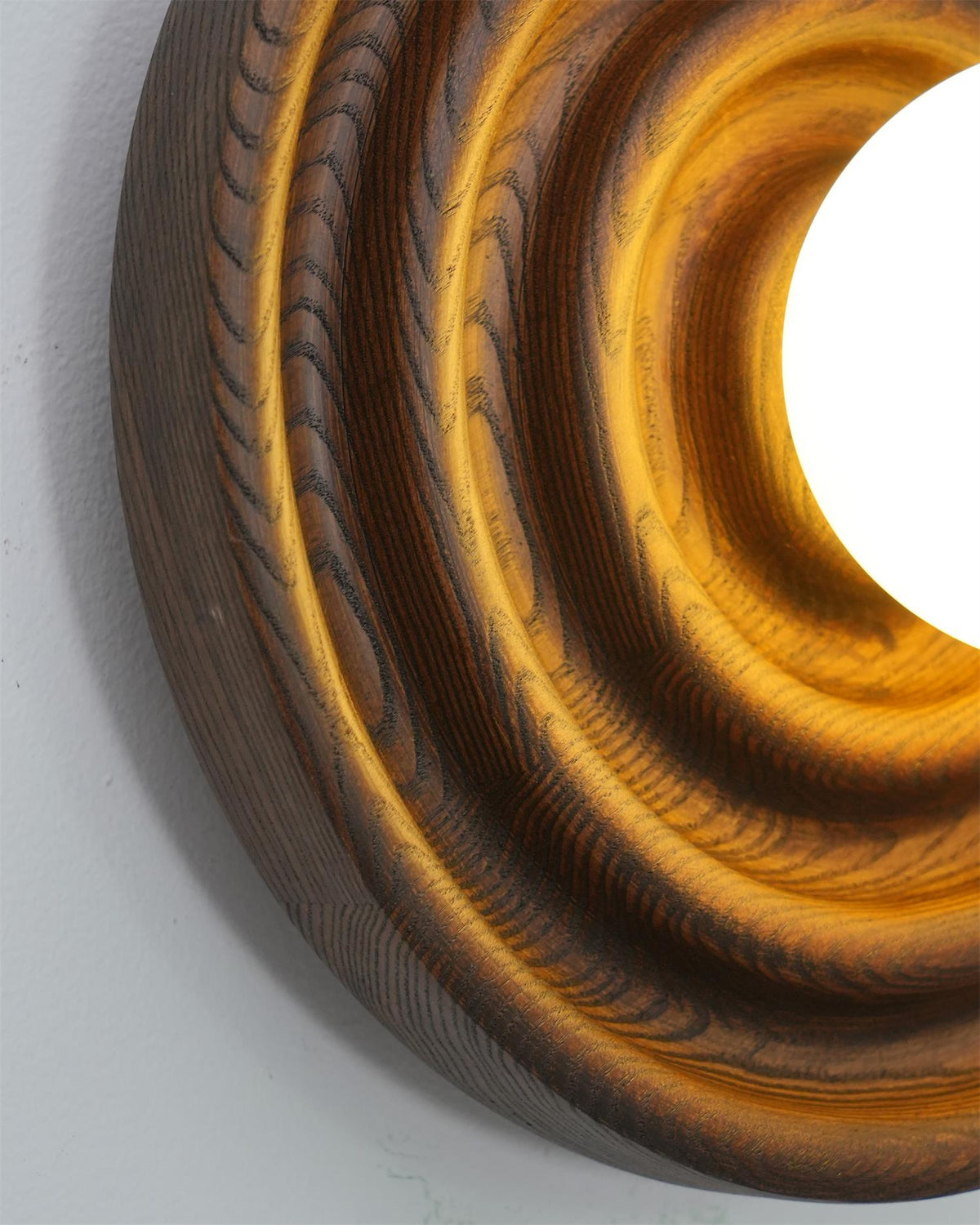 Aldinise wandlamp Ripple met walnootlichaam en glazen bolkap